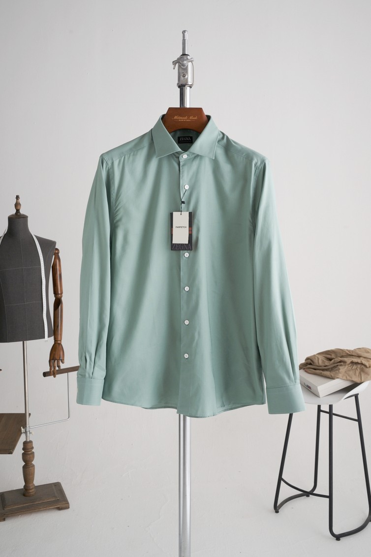 NO:855982,We recommend a fresh and elegant high-quality business men's shirt that is very suitable for spring. It is made of top-quality pure cotton. It is not only comfortable to touch, but also wear-resistant and breathable, allowing your shirt to stay like new for a long time. At the same time, we also use advanced dyeing technology to make the color of the shirt brighter and longer-lasting.  In terms of design, ZE business shirts pay attention to details and the use of ergonomics. The collar, cuffs, buttons and other details have been carefully designed to not only conform to the solemnity of business occasions, but also maintain a sense of fashion. At the same time, we have also optimized the shape of the shirt based on ergonomic principles to make you more comfortable and comfortable to wear. The characteristics of this light green shirt are mainly reflected in its design details and color matching.  First of all, light green, as a fresh and natural color, gives people a relaxed and pleasant feeling, which is very suitable for spring and summer wear. This color can not only highlight the wearer's temperament, but can also be matched with various bottoms and accessories to show different styles. Secondly, the white buttons on the shirt have become a highlight, which not only increases the overall beauty, but also makes the shirt look more refined. The use of white buttons not only conforms to the harmony of the overall tone, but also highlights the detailed design of the shirt through contrast. Code number 39-43, shirts,19860909推荐一款非常适合春天,清新且淡雅的高品质商务男士衬衫采用的都是顶级精选的纯棉,不仅触感舒适,而且耐磨、透气,可让您的衬衫得以保持较长时间如新的状态.同时,我们还采用了先进的染色技术,让衬衫的颜色更加鲜亮、持久. 在设计上,ZE商务衬衫注重细节和人体工程学的运用.领口、袖口、纽扣等细节处理都经过精心设计,既符合商务场合的庄重感,又不失时尚感.同时,我们还根据人体工学原理,对衬衫的版型进行了优化,让您穿着更加舒适、自在. 这款浅绿色衬衫的特色主要体现在其设计细节和颜色搭配上. 首先,浅绿色作为一种清新自然的色调,给人一种轻松愉悦的感觉,非常适合春夏季节穿着.这种颜色不仅能够凸显出穿着者的气质,还能够与各种下装和配饰进行搭配,展现出不同的风格. 其次,衬衫上的白色扣子成为了一个亮点,不仅增加了整体的美感,还使得衬衫看起来更加精致.白色扣子的使用,既符合整体色调的和谐统一,又通过对比突出了衬衫的细节设计. 码数39-43,,shirts,,Men's clothing