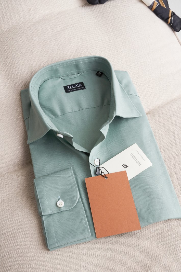 NO:847334,[Recommend a high-quality business men's shirt that is very suitable for spring, fresh and elegant] It is made of top-quality pure cotton, which is not only comfortable to touch, but also wear-resistant and breathable, allowing your shirt to stay like new for a long time. At the same time, we also use advanced dyeing technology to make the color of the shirt brighter and longer-lasting.  In terms of design, ZE business shirts pay attention to details and the use of ergonomics. The collar, cuffs, buttons and other details have been carefully designed to not only conform to the solemnity of business occasions, but also maintain a sense of fashion. At the same time, we have also optimized the shape of the shirt based on ergonomic principles to make you more comfortable and comfortable to wear. The characteristics of this light green shirt are mainly reflected in its design details and color matching.  First of all, light green, as a fresh and natural color, gives people a relaxed and pleasant feeling, which is very suitable for spring and summer wear. This color can not only highlight the wearer's temperament, but can also be matched with various bottoms and accessories to show different styles. Secondly, the white buttons on the shirt have become a highlight, which not only increases the overall beauty, but also makes the shirt look more refined. The use of white buttons not only conforms to the harmony of the overall tone, but also highlights the detailed design of the shirt through contrast. Code number 39-43, shirts,19860909【推荐一款非常适合春天,清新且淡雅的高品质商务男士衬衫】采用的都是顶级精选的纯棉,不仅触感舒适,而且耐磨、透气,可让您的衬衫得以保持较长时间如新的状态.同时,我们还采用了先进的染色技术,让衬衫的颜色更加鲜亮、持久. 在设计上,ZE商务衬衫注重细节和人体工程学的运用.领口、袖口、纽扣等细节处理都经过精心设计,既符合商务场合的庄重感,又不失时尚感.同时,我们还根据人体工学原理,对衬衫的版型进行了优化,让您穿着更加舒适、自在. 这款浅绿色衬衫的特色主要体现在其设计细节和颜色搭配上. 首先,浅绿色作为一种清新自然的色调,给人一种轻松愉悦的感觉,非常适合春夏季节穿着.这种颜色不仅能够凸显出穿着者的气质,还能够与各种下装和配饰进行搭配,展现出不同的风格. 其次,衬衫上的白色扣子成为了一个亮点,不仅增加了整体的美感,还使得衬衫看起来更加精致.白色扣子的使用,既符合整体色调的和谐统一,又通过对比突出了衬衫的细节设计. 码数39-43,,shirts,,Men's clothing
