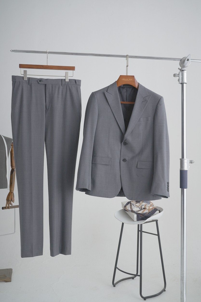 Pylbwb0 优雅与实用的完美融合，商务人士衣橱中的必备之选，高品质丝光羊毛套装商务休闲的新选择这款套装采用优质丝光羊毛材质，不仅触感柔软，更具备出色的透气性，让您在商务场合中保持优雅与舒适。黑色 灰色款式经典百搭，适合各种正式场合；是您日常商务出行的理想选择。无论您是希望展现成熟稳重的一面，还是希望展现年轻有为的形象，这款丝光羊毛套装都能满足您的需求。每一个细节都经过精心设计和打造。精致的剪裁能够很好地修饰身材，让您在人群中脱颖而出；高品质的纽扣和缝线则展现出其不凡的工艺