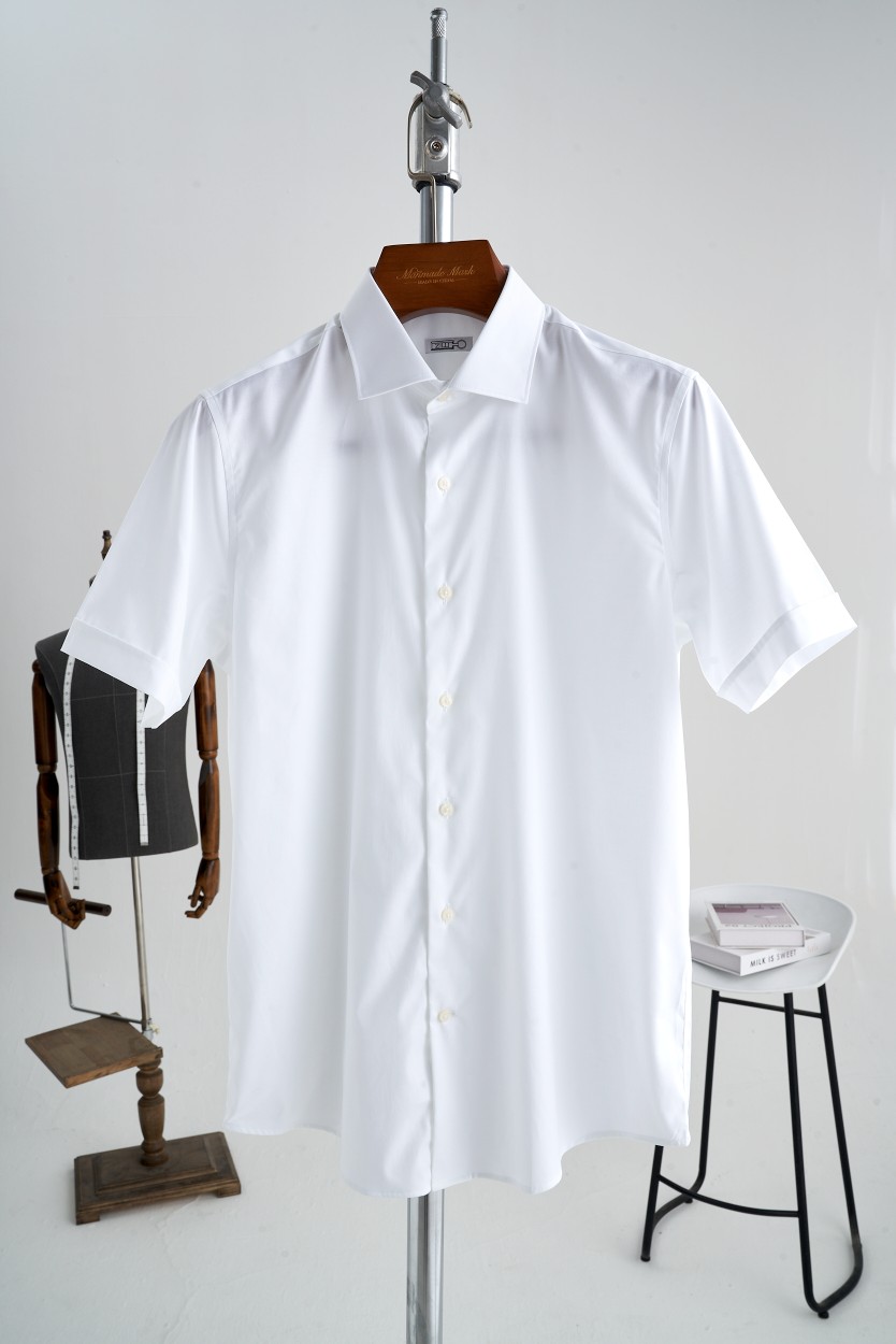 NO:775816,Business short-sleeves are here! Imported high-count cotton fabric with short sleeves with a simple windsor collar design. A decent shirt is the best interpretation of your identity and taste. This business short-sleeved shirt is made of high-quality cotton fabric, which is soft and delicate to the touch and comfortable to wear. At the same time, the fabric has good breathability and moisture absorption, which can keep you dry and comfortable without any sense of restraint even in hot summer. It adopts a classic business fit design, which is slim but not tight. It can well modify your figure and show your upright posture. Whether paired with suit pants or casual pants, you can easily create a smart and neat business image. In terms of details, this business short-sleeved shirt cannot be ignored. The exquisite collar design highlights your elegance; the buttons are made of high-grade materials with good gloss and comfortable feel; the cuffs are simple and generous in design, showing your ability and neatness. These exquisite details reflect the quality and grade of this shirt. In order to meet the needs of different business occasions, this shirt provides fresh blue and white versatile options. Let you show your charm and style in different occasions. This business short-sleeved shirt has become the best choice for business people with its selected fabrics, classic fit and versatile style. It shows off its elite style. Size 39-43 (M-3xl), shirts, T-shirt, business suit,19860909商务短袖来咧！进口高支棉面料简约温莎领设计短袖,一件得体的衬衫是你身份与品味的最好诠释这款商务短袖衬衫采用高品质全綿面料,触感柔软细腻,穿着舒适.同时,面料具有良好的透气性和吸湿性,即使在炎热的夏天,也能让你保持干爽舒适,毫无束缚感. 采用经典的商务版型设计,修身而不紧身,能够很好地修饰身材,展现出你挺拔的身姿.无论是搭配西装裤还是休闲裤,都能轻松打造出干练利落的商务形象. 在细节方面,这款商务短袖衬衫同样不容忽视.精致的领口设计,凸显出你的高雅气质；纽扣采用高级材质,光泽度好,手感舒适；袖口设计简洁大方,展现出你的干练与利落.这些细节上的考究,都体现了这款衬衫的品质与档次. 为了满足不同商务场合的需求,这款衬衫提供了清新的蓝色,白色百搭的可选择性.让你在不同场合下都能展现出自己的魅力与风采. 这款商务短袖衬衫以其精选面料、经典版型、百搭款式成为了商务人士的不二之选.精英风范,一展无余. 码数39-43(M-3xl),,shirts,T-shirt,business suit,,Men's clothing