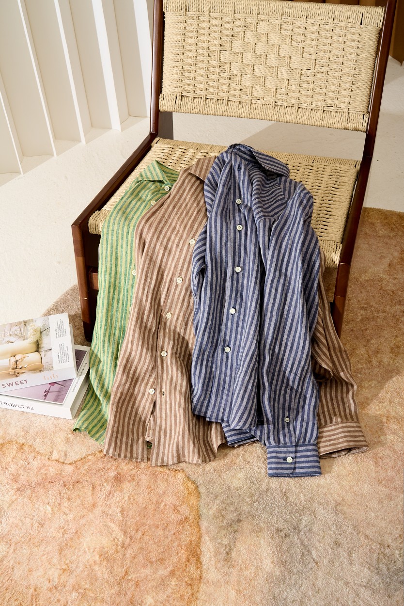 NO:911555,[Stripe shuttle, the summer adventure of linen weaving] Color symphony, the collision of personality and art, the selected stripe colors are like the elves on the palette!  The caress of linen, the breathable killer in summer - What are you most afraid of in the hot summer?  Hot and sticky, of course!  This shirt is made of top-grade linen fabric, which is light and breathable, as if the mountain breeze is blowing gently, allowing you to enjoy dryness and comfort all day long. The charm of stripes can compose your personalized label. Classic stripes meet fresh linen, creating a different spark!  Whether it is the fresh ocean style of blue and white, or the simple fashion style of black and white, it can perfectly show your unique personality. It is a super versatile artifact that can be easily used in various occasions. Whether it is leisure time on the weekend or hard work in the workplace, this striped linen shirt can be your right-hand man. Paired with jeans or suit trousers, it can easily control various styles, making your outfit no longer monotonous. Size 39-43, jeans, shirts, business suit,19860909【条纹穿梭,亚麻编织的夏日奇遇】色彩交响,个性与艺术的碰撞 , 精选的条纹色彩,如同调色盘上的精灵！ 亚麻轻抚,夏日里的透气杀器 —— 炎炎夏日,你最怕什么？当然是闷热和黏腻！这款衬衫采用顶级亚麻面料,轻薄透气,仿佛山间清风轻轻拂过,享受一整天的干爽与舒适. 条纹魅力,谱写你的个性标签 ,经典条纹遇上清新亚麻,擦出了不一样的火花！无论是蓝白相间的清新海洋风,还是黑白搭配的简约时尚范,都能完美展现你的独特个性. 属于超级百搭神器,可轻松驾驭各种场合, 无论是周末的休闲时光,还是职场拼搏,这款条纹亚麻衬衫都能成为你的得力助手. 搭配牛仔裤或是西装裤,都能轻松驾驭各种风格,让你的穿搭不再单调乏味. 码数39-43,,jeans,shirts,business suit,,Men's clothing