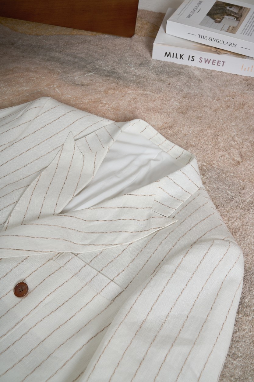 Elegant Stripes Suit with Fine Craftsmanship and Quality Details - 图片 3