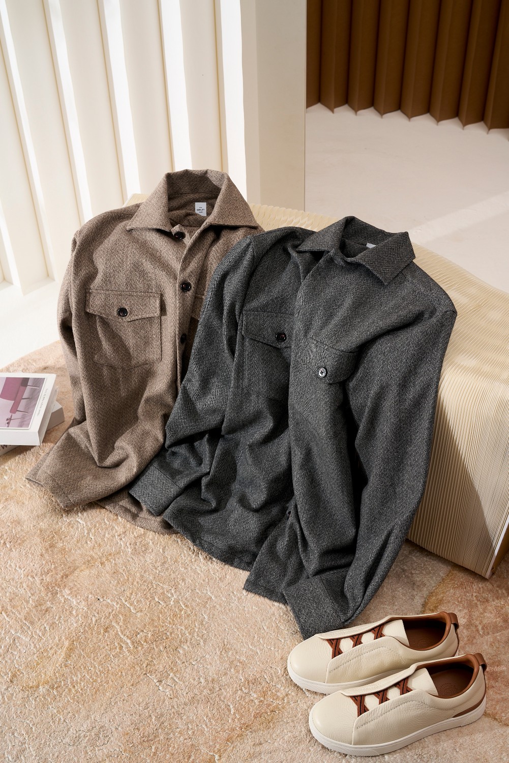 NO:505619,[Bruti Family Warm Retro Style·Road Wool Shirt Jacket] (It is not recommended for those who are sensitive to wool fabrics to buy. Thick Wool needs long-sleeved base matching) In this season of pursuing personality and texture, let us recommend this unique thick wool shirt jacket for you. It is not only a piece of clothing, but also a perfect interpretation of your fashion attitude. It is made of high-quality 65 thick wool blend, and each strand of fiber contains natural warmth and breathing. This material not only has excellent warmth performance, but also shows a rough but delicate beauty with its unique texture and texture. When worn on the body, it seems to be wrapped in gentle sunshine, comfortable and comfortable. Drawing on classic retro elements and combining modern aesthetics, we create this shirt jacket that has both the sense of time and the charm. Whether it is the neckline, cuff or hem, it reveals an inadvertent elegance.  Every detail has been carefully polished, from the selection of buttons to the processing of stitches, it reflects our persistent pursuit of quality. Wear it, you will become the focus of everyone's attention. Whether it is daily travel, friends' gatherings, or leisure vacations, this thick-line wool shirt jacket is your ideal choice. It not only brings you warmth and comfort, but also demonstrates your unique taste and fashion attitude. Let us embrace this gift from nature together, and start your warm and fashionable journey with this thick-line wool shirt jacket!  39-42, Jackets & coats,shirts,alexander wang19860909【布鲁提家族温暖复古风·粗线羊毛衬衫外套】（不建议对羊毛面料敏感人士购买,粗线羊毛需要长袖打底搭配） 在这个追求个性与质感的季节里,让我们为您倾情推荐这款别具一格的粗线羊毛衬衫外套.它不仅仅是一件衣物,更是您时尚态度的完美诠释. 采用优质65粗线羊毛混纺,每一缕纤维都蕴含着自然的温暖与呼吸.这种材质不仅保暖性能卓越,更以其独特的纹理和质感,展现出一种粗犷而不失细腻的美感.穿在身上,仿佛被温柔的阳光包裹,舒适而自在. 借鉴经典复古元素,结合现代审美,打造出这款既具有时代感又不失韵味的衬衫外套.无论是领口、袖口还是衣摆,都透露出一种不经意的优雅. 每一处细节都经过精心打磨,从扣子的选择到缝线的处理,都体现了我们对品质的执着追求.穿上它,您将成为众人瞩目的焦点. 无论是日常出行、朋友聚会,还是休闲度假,这款粗线羊毛衬衫外套都是您的理想选择.它不仅能为您带来温暖与舒适,更能彰显您的独特品味与时尚态度. 让我们一起拥抱这份来自大自然的馈赠,用这款粗线羊毛衬衫外套,开启您的温暖时尚之旅吧！ 码数39-42,,jackets & coats,shirts,alexander wang,Men's clothing