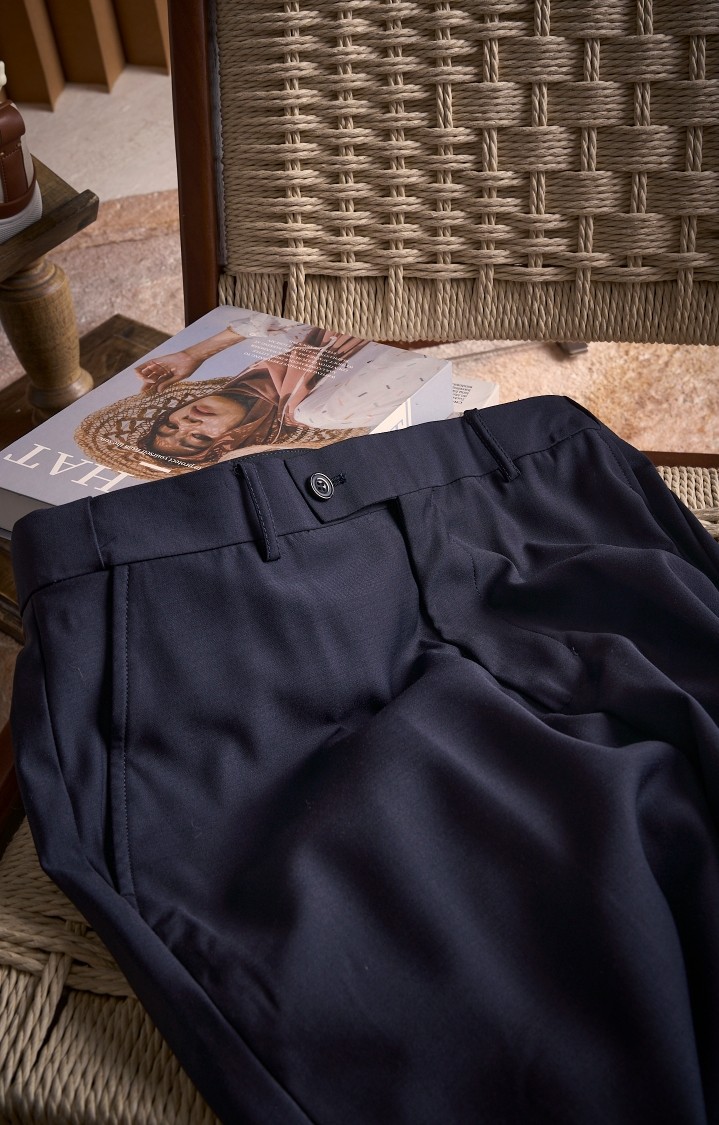 NO:571283,[The best choice for stars, Lujia hand-sewn with fine threads, elegant taste, low-key and calm, fine wool lapel collar suit] Made of high-quality New Australia wool material, bringing lasting warmth and comfort. Classic A-shaped design, slim tailoring, highlighting body lines, showing elegance, with horn buttons, hand-sewn details and thread processing, smooth lines and a unique and excellent high-end texture.  A high-quality high-end suit will quickly enhance the texture of the overall look. It can not only enhance your professional image, but also highlight your personality and taste, making you unique in the business world and becoming the focus of everyone's attention. (Navy Blue) Size M-3XL, Louis Vuitton, Louis Vuitton, Alexander Wang19860909【明星不二之选,驴家手工缝制走线细腻,优雅品位低调沉稳精细羊毛枪驳领套西】选用优质新澳羊毛材质,带来持久的温暖与舒适. 经典的A版型设计,修身的剪裁,凸显身材线条,彰显优雅气质,搭配牛角扣,手工缝制细节处理走线的处理,流畅的线条感独有绝佳的高级质感. 一套优质的高级套装会迅速提升整体造型的质感,它不仅能够提升你的专业形象,更能够彰显你的个性与品味,让你在商海中独树一帜,成为众人瞩目的焦点.（藏青色） 码数M-3XL,,louis vuitton,louis vuitton,alexander wang,Men's clothing