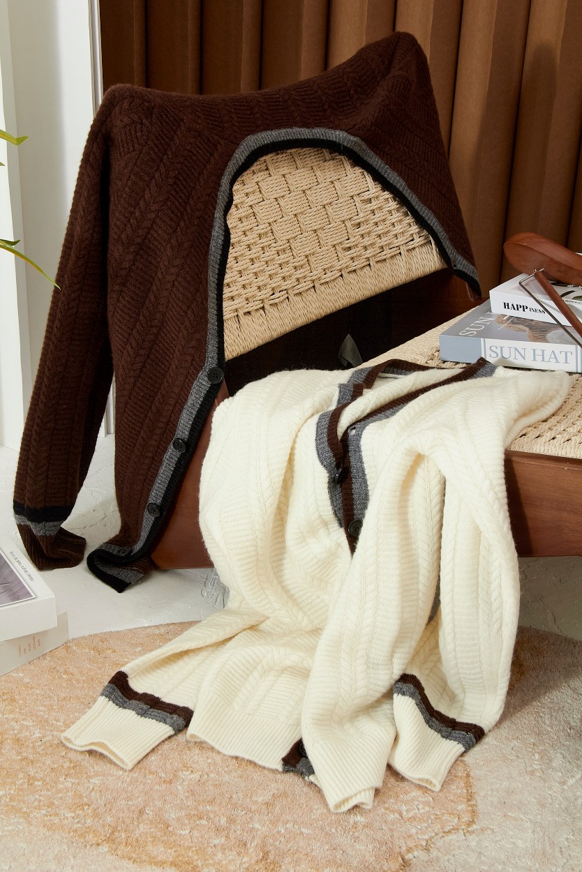 NO:501358,[Classic weaving method of twisting flowers and wheat ears!  LP Home Retro Contrast Color Blender Cashmere Yarn Horn Button Cashmere Cardigan] Explore the fashion retro trend, LP Home presents you a unique cashmere cardigan. This cardigan adopts the classic twisted wheat ear weaving method, each needle and thread are carefully woven to present a unique three-dimensional texture, adding an extraordinary texture to your daily outfit. The retro contrast design at the placket cleverly blends the contrast and harmony of different colors, highlighting personality and fashion sense. The use of blended cashmere yarn not only improves the warmth performance of the clothes, but also gives it a soft and comfortable touch, ensuring that you can feel warm and care in the cold season.  The embellishment of horn buttons adds a touch of traditional charm to this cashmere sweater cardigan, and also reflects the exquisite pursuit of details by LP home. Whether it is an elegant coat in the office or a fashionable item for casual time, this cardigan can perfectly integrate into your various occasions and become an indispensable classic in your wardrobe. This retro contrasting color-blend cashmere sweater cardigan from LP home is a tribute to the perfect combination of traditional craftsmanship and modern design. It will accompany you through every warm and fashionable moment. M-3XL, loro piano, jackets & coats, alexander wang19860909【经典扭花麦穗织法！LP家复古撞色门襟混纺羊绒纱线牛角扣羊绒衫开衫】探索时尚的复古潮流,LP家为您呈现一款独具匠心的羊绒衫开衫.这款开衫采用了经典的扭花麦穗织法,每一针每一线都精心编织,呈现出独特的立体纹理,为您的日常穿搭增添一抹不凡的质感. 门襟处的复古撞色设计,巧妙地融合了不同色彩的对比与和谐,彰显出个性与时尚感.混纺羊绒纱线的使用,不仅提升了衣物的保暖性能,更赋予了它柔软舒适的触感,确保您在寒冷季节也能感受到温暖与呵护. 牛角扣的点缀,为这款羊绒衫开衫增添了一丝传统韵味,同时也体现了LP家对细节的精致追求.无论是作为办公室的优雅外套,还是休闲时光的时尚单品,这款开衫都能完美融入您的各种场合,成为您衣橱中不可或缺的经典之作. LP家的这款复古撞色门襟混纺羊绒衫开衫,是对传统工艺与现代设计完美结合的致敬,它将陪伴您度过每一个温馨而时尚的时刻. 码数M-3XL,,loro piana,jackets & coats,alexander wang,Men's clothing