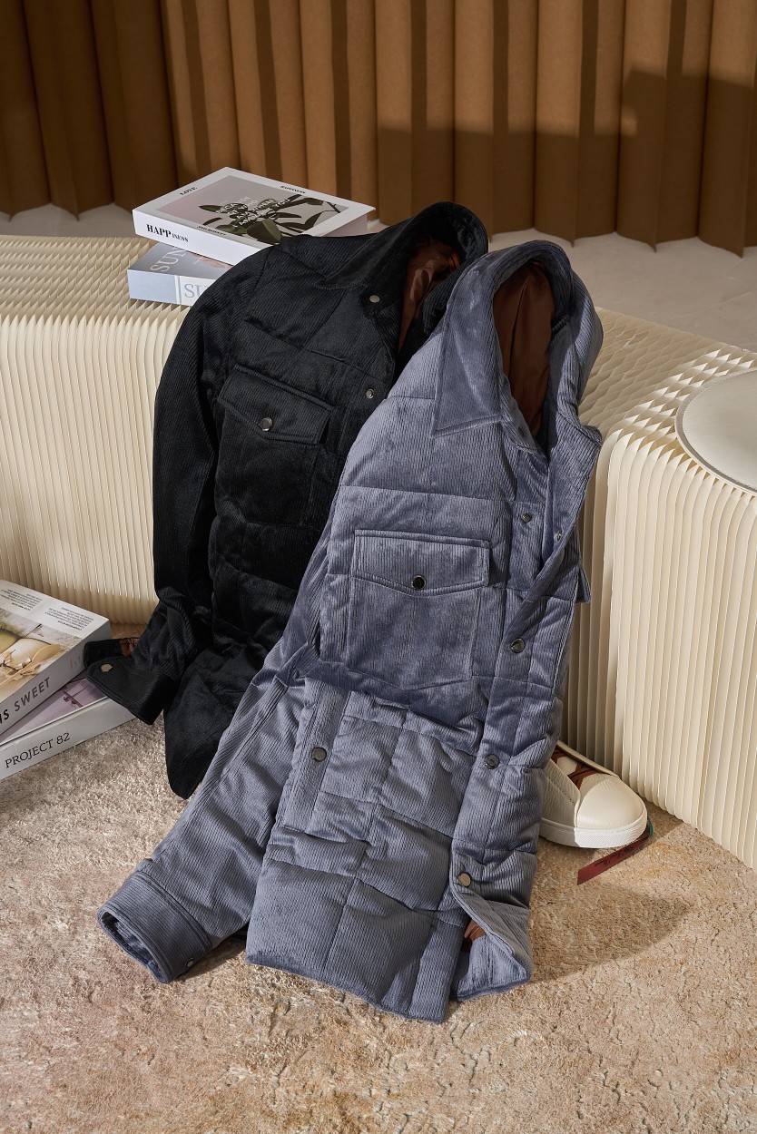 NO:571277,【Down falls in love with corduroy!  EZ Home launches the soft, comfortable and warm shirt-style light down jacket] When down meets corduroy, warmth and retro are the perfect encounter!  EZ Home has launched a new series - soft, comfortable and warm shirt-style light down jacket, which will add a unique fashion flavor to your winter. This down jacket adopts a unique shirt-style design, which eliminates the bloated feeling of traditional down jackets and replaces it with lightness and elegance. It is not only suitable for daily wear, but also an ideal choice for business and leisure. The thin down filling ensures warmth while ensuring comfort and flexibility.  We specifically selected high-quality corduroy fabric, which is known for its unique texture and vintage feel. The warm touch of corduroy is combined with the thermal insulation properties of down to create a winter essential that is both stylish and practical.   This EZ down jacket also makes no compromises in details. Exquisite stitching, elegant buttons and well-designed pockets, every detail reflects our pursuit of quality. Whether worn inside or outside, this shirt-style down jacket can easily handle various occasions, allowing you to maintain style and temperature in the cold winter.  Immediately embrace this soft, comfortable and warm shirt-style light down jacket from EZ, the perfect combination of down and corduroy, adding a special warmth and fashion to your winter. Size M-3XL, shirts, down jacket, alexander wang19860909【羽绒爱上了灯芯绒！EZ家重磅推出轻柔舒适保暖衬衫式轻薄羽绒服】 当羽绒遇见灯芯绒,温暖与复古的完美邂逅！EZ家重磅推出全新系列——轻柔舒适保暖衬衫式轻薄羽绒服,为您的冬季增添一抹别致的时尚气息. 这款羽绒服采用了独特的衬衫式设计,将传统羽绒服的臃肿感一扫而空,取而代之的是轻盈与优雅.它不仅适合日常穿搭,更是商务休闲的理想选择.轻薄的羽绒填充,保证了保暖性能的同时,也确保了穿着的舒适度和灵活性. 我们特别选用了高品质的灯芯绒面料,这种面料以其独特的纹理和复古的质感而闻名.灯芯绒的温暖触感与羽绒的保暖性能相结合,打造出一件既时尚又实用的冬季必备单品. EZ家的这款羽绒服在细节上也毫不妥协.精致的缝线、考究的扣子以及精心设计的口袋,每一个细节都体现了我们对品质的追求.无论是内搭还是外穿,这款衬衫式羽绒服都能轻松驾驭各种场合,让您在寒冷的冬季也能保持风度与温度. 立即拥抱EZ家的这款轻柔舒适保暖衬衫式轻薄羽绒服,让羽绒与灯芯绒的完美结合,为您的冬季增添一份特别的温暖与时尚. 码数M-3XL,,shirts,down jacket,alexander wang,Men's clothing