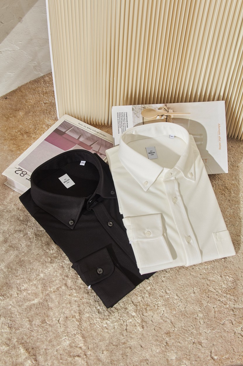 NO:501382,[Bruti Family Lapel New York Embroidered Pocket Shirt, your 'everyday versatility' is not limited to fashion.'] Zhu Di Cotton is one of the outstanding representatives of ancient Chinese culture and art. It represents the perfect combination of traditional Chinese craftsmanship and luxury. Its exquisite production craftsmanship and the cultural value it contains is becoming increasingly prominent. Zhu Di Cotton is highly respected for its silk-like texture, soft and comfortable touch, wealth and luxury. It has good softness and breathability, comfortable to wear, and has relatively poor moisture absorption performance, but is not easy to get wool balls and has good wear resistance.  The production process is also very particular and requires multiple processes. The most critical step is to mix cotton fibers and mulberry silk, and increase the weaving density to more than 300% of a thousandth. This unique process makes Zhu Di Cotton more delicate in the touch, and also enhances its overall quality. The exquisite buttons at the neckline add a highlight to this shirt, which not only plays the role of fixing the collar, but also enhances the overall exquisiteness and fashion sense. Zhu Di Cotton is also widely used in the modern and high-end home and fashion fields. It not only adds court texture to family and fashion brands, but also reflects the excellent temperament of Chinese traditional culture. Number 39-43,,shirts,alexander wang19860909【布鲁提家族翻领纽约扣刺绣口袋衬衫,你的‘日常百搭’,时尚不设限.”】朱棣棉是中华民族古代文化艺术的杰出代表之一,它代表着中国传统工艺与华贵气派的完美结合.其制作工艺精湛,所蕴含的文化价值也日益凸显. 朱棣棉以其丝绸般的质感,柔软舒适的触感、富贵奢华等特点而备受推崇. 具有很好的柔软性和透气性,穿着舒适,而吸湿性能相对较差,但不易起毛球,耐磨性较好. 生产制作的过程也十分讲究,需要经过多道工序.其中最关键的步骤是将棉纤维和桑蚕丝混合,并将织布密度提高到千分之三百以上.这种独特的工艺使得朱棣棉在触感上更加细腻,同时也提升了其整体的品质感.领口处的精致纽扣为这款衬衫增添了一抹亮点,不仅起到了固定领子的作用,还提升了整体的精致感和时尚感. 朱棣棉也被广泛运用于现代高端的家居和时装领域.它不仅为家庭和时尚品牌增添了宫廷质感,更体现了中国传统文化的卓越气质. 码数39-43,,shirts,alexander wang,Men's clothing