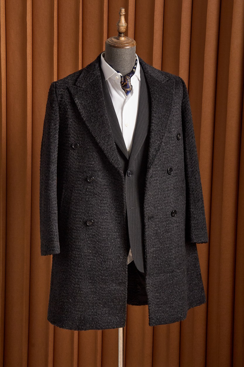 NO:571273,【Long wait!  Fashionable large lapel design with mohair water ripple texture and double-row horn buttons. Mid-length wool blend coat with big H luxury touch, reshaping winter fashion. Fashionable large lapel design with mohair water ripple texture and matching exquisite double-row horn buttons. This mid-length wool blend coat is an indispensable fashion statement in your winter wardrobe.  It is made of 8 mohair, 82 wool, 4.9 nylon, 5.1 polyester fiber. Every inch of the fabric contains the careful craftsmanship of craftsmen. The mohair component is specially blended to give the clothes a unique soft touch and luxurious luster, just like the golden wheat waves gently swaying under the warm winter sun, warm and charming. The water ripple texture is natural and smooth, showing a rich sense of layering as the light changes, making every turn a visual feast.   The big gun lapel design is classic yet fashionable. It cleverly modifies the neck line and highlights the elegance of the wearer. The double-row horn buttons are made of high-quality materials and finely polished. Each one exudes a warm luster. It not only adds to the retro charm of the coat, but also makes it easier to put on and take off. It is both practical and beautiful.  The mid-length cut covers the buttocks and thighs just right, keeping you warm without losing style. The wool blended fabric not only retains the warmth and comfort of wool, but also improves the wrinkle resistance and durability of the clothing through the blending process, making your winter look more crisp and stylish.   This coat is a bright color in winter. It is not only a piece of clothing, but also a display of life attitude. Whether you are walking through the busy streets of the city or strolling in a quiet park after snow, it can make you the center of attention and show your unique charm and style. Own it now and start your luxurious winter journey!  Size M-3XL,,jackets & coats,alexander wang19860909【久等了！含马海毛水波纹纹理时尚大枪驳领设计搭配双排牛角扣中长款羊毛混纺大衣外套】大H奢华触感,重塑冬日风尚.引领潮流的含马海毛水波纹纹理时尚大枪驳领设计,搭配精致双排牛角扣,这款中长款羊毛混纺大衣外套,是您冬日衣橱里不可或缺的时尚宣言. 采用的是8马海毛82羊毛4.9锦纶5.1聚酯纤维,每一寸面料,都蕴含着匠人的精心雕琢.特别融入马海毛成分,赋予衣物以独特的柔软触感与奢华光泽,仿佛冬日暖阳下轻轻摇曳的金色麦浪,温暖而迷人.水波纹纹理自然流畅,随着光线的变化展现出丰富的层次感,让每一次转身都成为视觉盛宴. 大枪驳领设计,经典而不失时尚感,巧妙地修饰颈部线条,彰显佩戴者的优雅气质.双排牛角扣,精选优质材料,经过精细打磨,每一颗都散发着温润的光泽,不仅增添了大衣的复古韵味,更便于穿脱,实用与美观并存. 中长款剪裁,恰到好处地覆盖臀部与大腿,既保暖又不失风度.羊毛混纺面料,既保留了羊毛的保暖性与舒适度,又通过混纺工艺提升了衣物的抗皱性与耐穿性,让您的冬日造型更加挺括有型. 这款大衣外套,是冬日里的一抹亮色,它不仅仅是一件衣物,更是一种生活态度的展现.无论您是穿梭于都市的繁忙街道,还是漫步在雪后的静谧公园,它都能让您成为众人瞩目的焦点,展现独一无二的魅力与风采.立即拥有,开启您的奢华冬日之旅！ 码数M-3XL,,jackets & coats,alexander wang,Men's clothing