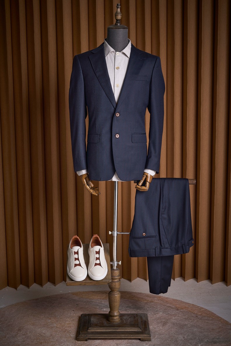 Luxurious HM Suit in Salsine and Wool Fabric, Perfect for Formal Occasions
