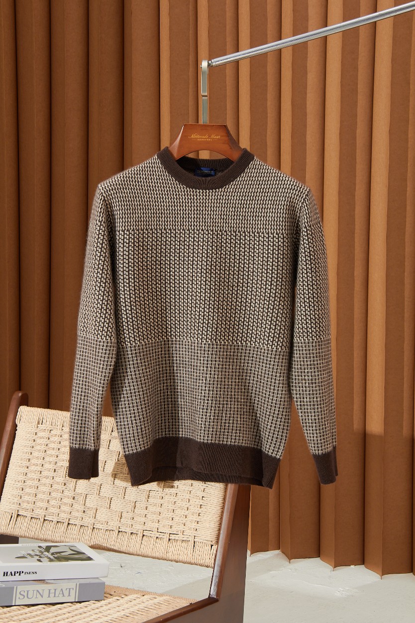 NO:501354,【Same series of weaving methods!  K-Hao Harbour City Zhenpin presents cashmere blended yarn colored jacquard pattern round-neck cashmere sweater] K-Hao Harbour City Zhenpin·Cashmere blended colored jacquard round-neck cashmere sweater - a variety of craftsmanship, weaving a new chapter in fashion The cashmere blended colored jacquard round-neck cashmere sweater launched by K-Hao Harbour City this time uses a variety of exquisite craftsmanship weaving methods to perfectly integrate tradition and modernity. Each needle and thread embodies the wisdom and ingenuity of craftsmen, presenting you with unique works of art. The selection of high-quality 60 cashmere and high-quality 40 wool blends makes this cashmere sweater more wear-resistant and wrinkle-resistant while maintaining the original soft and warm characteristics of cashmere. The blended yarn not only improves the durability of the clothes, but also makes the wearing experience more comfortable and comfortable.  The unique color-woven jacquard technology makes the pattern and yarn blend, with bright colors and not easy to fade. Each jacquard pattern has been carefully designed, which has both artistic beauty and fashionable atmosphere. Whether it is simple geometric figures or complex floral patterns, you can stand out from the crowd. The classic round neck design is simple and elegant, suitable for all face shapes and figures. Whether worn alone or as an inner wear, you can easily control various styles. Paired with jeans and casual pants, you can show different charm and temperament. Quality assurance, noble enjoyment K-House Harbour City has always adhered to the concept of 'quality first' and presented you with every ingenious work. This cashmere blended color-woven jacquard round neck cashmere sweater not only allows you to feel warmth and comfort when wearing it, but also a symbol of dignity and taste. Shop now and start your fashion journey!  Code number M-3XL, jeans, alexander wang19860909【同系列多种工艺织法！K家海港城臻品呈现羊绒混纺纱线色织提花图案圆领羊绒衫】K家海港城臻品·羊绒混纺色织提花圆领羊绒衫 —— 多样工艺,织就时尚新篇章 K家海港城此次推出的羊绒混纺色织提花圆领羊绒衫,采用多种精湛工艺织法,将传统与现代完美融合.每一针每一线,都凝聚着匠人的智慧与匠心,为您呈现出一件件独一无二的艺术品. 精选优质60山羊绒与高品质40羊毛混纺,使得这款羊绒衫在保持羊绒原有柔软、保暖特性的同时,更加耐磨、抗皱.混纺纱线不仅提升了衣物的耐用性,更让穿着体验更加舒适、自在. 独特的色织提花工艺,使得图案与纱线融为一体,色彩鲜艳且不易褪色.每一处提花图案都经过精心设计,既具有艺术美感,又不失时尚气息.无论是简约的几何图形,还是繁复的花卉图案,都能让您在人群中脱颖而出. 经典圆领设计,简约大方,适合各种脸型与身材.无论是单穿还是作为内搭,都能轻松驾驭各种风格.搭配牛仔裤、休闲裤,都能展现出不同的魅力与气质. 品质保证,尊贵享受 K家海港城始终秉承“品质至上”的理念,为您呈现每一件匠心之作.这款羊绒混纺色织提花圆领羊绒衫,不仅让您在穿着时感受到温暖与舒适,更是一种尊贵与品味的象征. 立即选购,开启时尚之旅！ 码数M-3XL,,jeans,alexander wang,Men's clothing