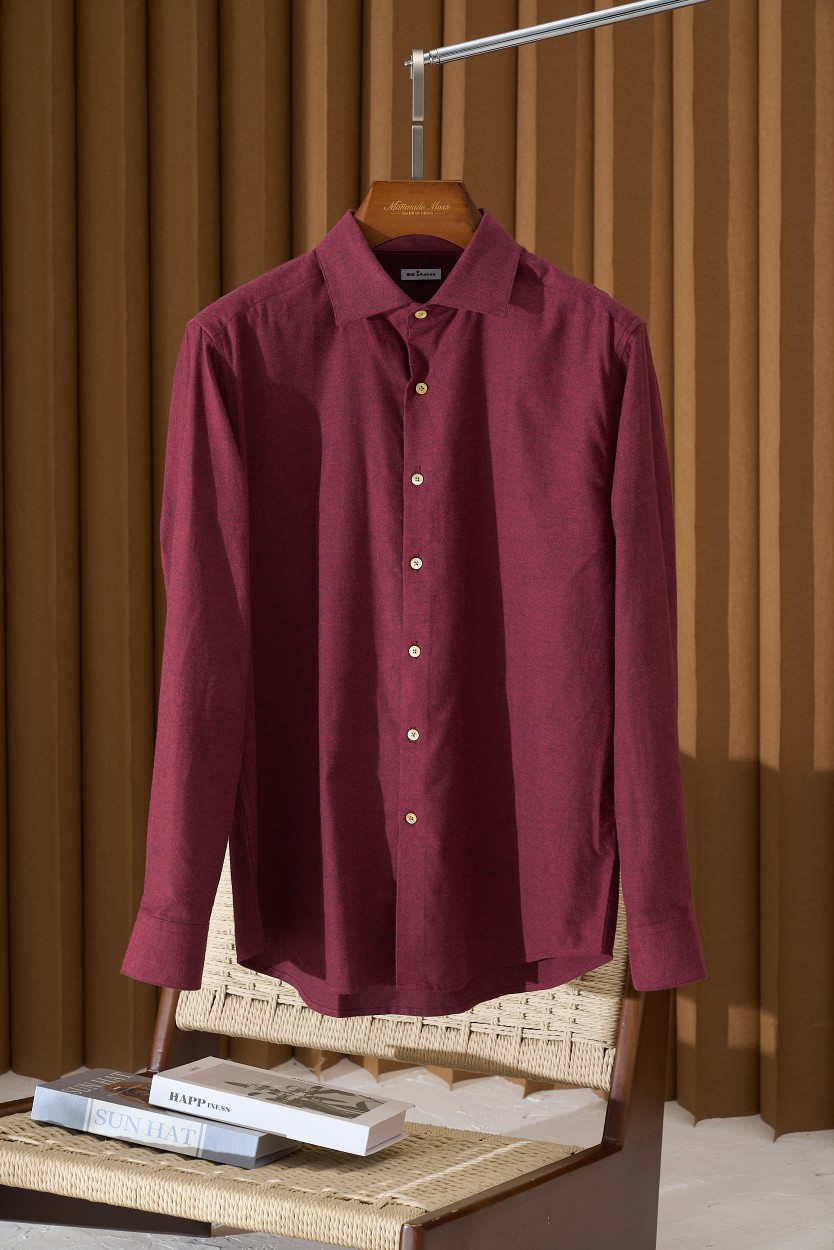 NO:571257,.Kiton thickened velvet shirt is the quality choice, showing elegance. In today's pursuit of both fashion and quality, this Kiton thickened shirt is undoubtedly your best choice. As a leader in Italian high-end men's clothing brands, Kiton has always won the favor of consumers around the world with its exquisite craftsmanship, excellent quality and unique design. 1. High-quality fabrics, comfortable experience  Kiton thickened shirts are made of top-grade fabrics, carefully selected 90% blended, mixed with color selection and special treatment to ensure that every inch of skin can feel the ultimate comfort and warmth. Pure cotton plus velvet is specially processed to form a layer of fluffy and soft fluff on the surface of the cotton fabric. This fluff not only increases the warmth of the fabric, but also gives the fabric a softer and more comfortable touch. At the same time, due to the use of pure cotton fabric, pure cotton plus velvet is also naturally environmentally friendly, breathable, and skin-friendly.   2. Elegant design, showing the gentleman's style. The design is simple yet elegant, and every detail has been carefully crafted. The Windsor square collar design, the exquisite shell buckle have different luster refraction under different lights and shadows, and the right fit and cut, you can feel the gentleman's temperament from the inside out. 3. Diverse choices to meet individual needs  Not only are they of excellent quality, but they also provide a wealth of choices in colors. They can meet your different matching needs and personal expressions, allowing you to show your unique personal charm while maintaining elegance. ------ It is designed to show the high quality, elegant style and comfortable experience of the Kiton brand, hoping to add highlights and attractions to your autumn and winter wardrobe. It is recommended to dry clean or hand wash, and carefully choose laundry detergent with mild ingredients. Size 39-43, shirts, alexander wang19860909.Kiton加厚绒感衬衫品质之选,优雅尽显 在追求时尚与品质并重的今天,这款Kiton加厚衬衫无疑是您的不二之选.作为意大利高端男装品牌的佼佼者,Kiton始终以其精湛的工艺、卓越的品质和独特的设计赢得了全球消费者的青睐. 一、高品质面料,舒适体验 Kiton加厚衬衫采用顶级面料,经过精心的90精选混纺,混线挑色与特殊处理,确保每一寸肌肤都能感受到极致的舒适与温暖. 纯棉加绒是将棉质面料进行特殊加工,使其表面形成一层蓬松柔软的绒毛.这种绒毛不仅增加了面料的保暖性,还赋予了面料更加柔软舒适的触感.同时,由于采用了纯棉面料,纯棉加绒还具有天然环保、透气性好、对肌肤友好等优点. 二、优雅设计,尽显绅士风范 设计简约而不失优雅,每一处细节都经过精心雕琢.温莎方型领设计、精致的贝壳扣在不同的光影下都有不一样光泽折射,以及恰到好处的版型剪裁,可以感受到那份由内而外的绅士气质. 三、多样选择,满足个性需求 不仅品质卓越,更在颜色上提供了丰富的选择.都能满足您不同的搭配需求和个性表达.让您在保持优雅的同时,也能展现独特的个人魅力. ------ 旨在展现Kiton品牌的高品质、优雅风格与舒适体验,希望能为您的秋冬衣橱增添亮点和吸引力.建议干洗或者手洗,谨慎选择成分温和的洗衣液. 码数39-43,,shirts,alexander wang,Men's clothing