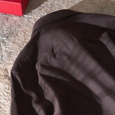 Kiton加厚绒感衬衫:品质之选,优雅尽显在追求时尚与品质并重的今天,这款Kiton加厚衬衫无疑是您的不 Kiton加厚绒感衬衫:品质之选,优雅尽显在追求时尚与品质并重的今天,这款Kiton加厚衬衫无疑是您的不