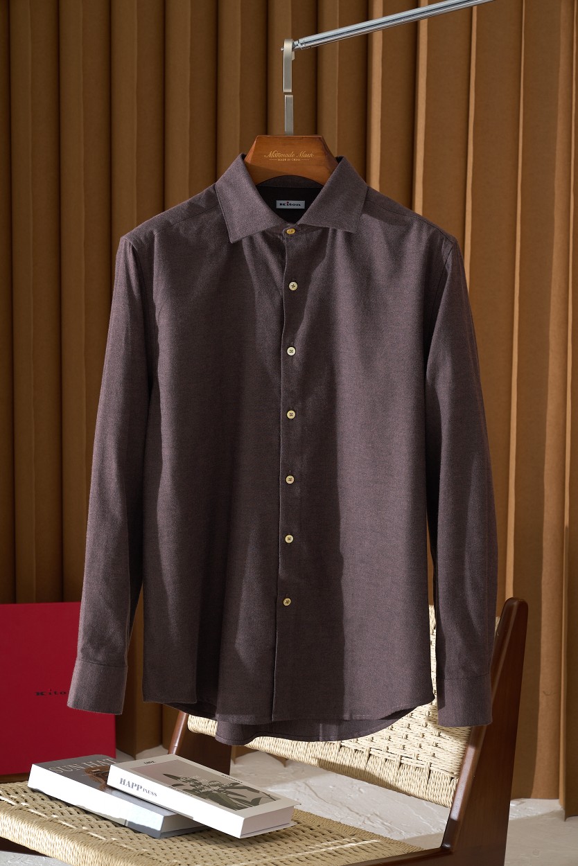 NO:571254,Kiton thickened velvet shirt is a quality choice, showing elegance. In today's pursuit of both fashion and quality, this Kiton thickened shirt is undoubtedly your best choice. As a leader in Italian high-end men's clothing brands, Kiton has always won the favor of consumers around the world with its exquisite craftsmanship, excellent quality and unique design. 1. High-quality fabrics, comfortable experience  Kiton thickened shirts are made of top-grade fabrics, carefully selected 90% blended, mixed with color selection and special treatment to ensure that every inch of skin can feel the ultimate comfort and warmth. Pure cotton plus velvet is specially processed to form a layer of fluffy and soft fluff on the surface of the cotton fabric. This fluff not only increases the warmth of the fabric, but also gives the fabric a softer and more comfortable touch. At the same time, due to the use of pure cotton fabric, pure cotton plus velvet is also naturally environmentally friendly, breathable, and skin-friendly.   2. Elegant design, showing the gentleman's style. The design is simple yet elegant, and every detail has been carefully crafted. The Windsor square collar design, the exquisite shell buckle have different luster refraction under different lights and shadows, and the right fit and cut, you can feel the gentleman's temperament from the inside out. 3. Diverse choices to meet individual needs  Not only are they of excellent quality, but they also provide a wealth of choices in colors. They can meet your different matching needs and personal expressions, allowing you to show your unique personal charm while maintaining elegance. ------ It is designed to show the high quality, elegant style and comfortable experience of the Kiton brand, hoping to add highlights and attractions to your autumn and winter wardrobe. It is recommended to dry clean or hand wash, and carefully choose laundry detergent with mild ingredients. Size 39-43, shirts, alexander wang19860909Kiton加厚绒感衬衫品质之选,优雅尽显 在追求时尚与品质并重的今天,这款Kiton加厚衬衫无疑是您的不二之选.作为意大利高端男装品牌的佼佼者,Kiton始终以其精湛的工艺、卓越的品质和独特的设计赢得了全球消费者的青睐. 一、高品质面料,舒适体验 Kiton加厚衬衫采用顶级面料,经过精心的90精选混纺,混线挑色与特殊处理,确保每一寸肌肤都能感受到极致的舒适与温暖. 纯棉加绒是将棉质面料进行特殊加工,使其表面形成一层蓬松柔软的绒毛.这种绒毛不仅增加了面料的保暖性,还赋予了面料更加柔软舒适的触感.同时,由于采用了纯棉面料,纯棉加绒还具有天然环保、透气性好、对肌肤友好等优点. 二、优雅设计,尽显绅士风范 设计简约而不失优雅,每一处细节都经过精心雕琢.温莎方型领设计、精致的贝壳扣在不同的光影下都有不一样光泽折射,以及恰到好处的版型剪裁,可以感受到那份由内而外的绅士气质. 三、多样选择,满足个性需求 不仅品质卓越,更在颜色上提供了丰富的选择.都能满足您不同的搭配需求和个性表达.让您在保持优雅的同时,也能展现独特的个人魅力. ------ 旨在展现Kiton品牌的高品质、优雅风格与舒适体验,希望能为您的秋冬衣橱增添亮点和吸引力.建议干洗或者手洗,谨慎选择成分温和的洗衣液. 码数39-43,,shirts,alexander wang,Men's clothing