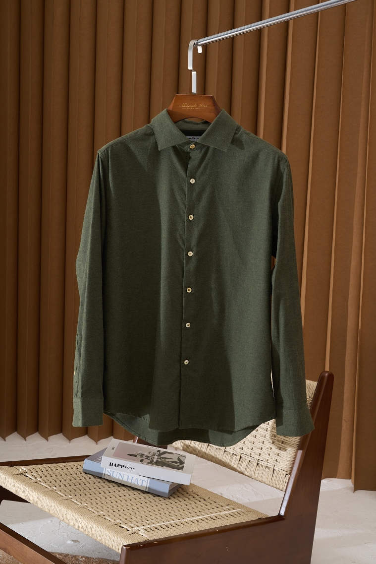 NO:571251,Kiton thickened velvet shirt is the quality choice, showing elegance. In today's pursuit of both fashion and quality, this Kiton thickened shirt is undoubtedly your best choice. As a leader in Italian high-end men's clothing brands, Kiton has always won the favor of consumers around the world with its exquisite craftsmanship, excellent quality and unique design. 1. High-quality fabrics, comfortable experience  Kiton thickened shirts are made of top-grade fabrics, carefully selected 90% blended, mixed with color selection and special treatment to ensure that every inch of skin can feel the ultimate comfort and warmth. Pure cotton plus velvet is specially processed to form a layer of fluffy and soft fluff on the surface of the cotton fabric. This fluff not only increases the warmth of the fabric, but also gives the fabric a softer and more comfortable touch. At the same time, due to the use of pure cotton fabric, pure cotton plus velvet is also naturally environmentally friendly, breathable, and skin-friendly.   2. Elegant design, showing the gentleman's style. The design is simple yet elegant, and every detail has been carefully crafted. The Windsor square collar design, the exquisite shell buckle have different luster refraction under different lights and shadows, and the right fit and cut, you can feel the gentleman's temperament from the inside out. 3. Diverse choices to meet individual needs  Not only are they of excellent quality, but they also provide a wealth of choices in colors. They can meet your different matching needs and personal expressions, allowing you to show your unique personal charm while maintaining elegance. ------ It is designed to show the high quality, elegant style and comfortable experience of the Kiton brand, hoping to add highlights and attractions to your autumn and winter wardrobe. It is recommended to dry clean or hand wash, and carefully choose laundry detergent with mild ingredients. Size 39-43, shirts, alexander wang19860909Kiton加厚绒感衬衫品质之选,优雅尽显在追求时尚与品质并重的今天,这款Kiton加厚衬衫无疑是您的不二之选.作为意大利高端男装品牌的佼佼者,Kiton始终以其精湛的工艺、卓越的品质和独特的设计赢得了全球消费者的青睐. 一、高品质面料,舒适体验 Kiton加厚衬衫采用顶级面料,经过精心的90精选混纺,混线挑色与特殊处理,确保每一寸肌肤都能感受到极致的舒适与温暖. 纯棉加绒是将棉质面料进行特殊加工,使其表面形成一层蓬松柔软的绒毛.这种绒毛不仅增加了面料的保暖性,还赋予了面料更加柔软舒适的触感.同时,由于采用了纯棉面料,纯棉加绒还具有天然环保、透气性好、对肌肤友好等优点. 二、优雅设计,尽显绅士风范 设计简约而不失优雅,每一处细节都经过精心雕琢.温莎方型领设计、精致的贝壳扣在不同的光影下都有不一样光泽折射,以及恰到好处的版型剪裁,可以感受到那份由内而外的绅士气质. 三、多样选择,满足个性需求 不仅品质卓越,更在颜色上提供了丰富的选择.都能满足您不同的搭配需求和个性表达.让您在保持优雅的同时,也能展现独特的个人魅力. ------ 旨在展现Kiton品牌的高品质、优雅风格与舒适体验,希望能为您的秋冬衣橱增添亮点和吸引力.建议干洗或者手洗,谨慎选择成分温和的洗衣液. 码数39-43,,shirts,alexander wang,Men's clothing