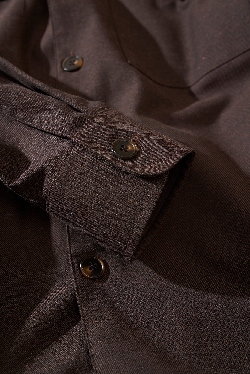 法式复古姜阿美咔叽猎装衬衫式外套lP🆕猎装外套深棕色调，更显硬朗气质。特点：这款外套属于法式多口袋工装夹