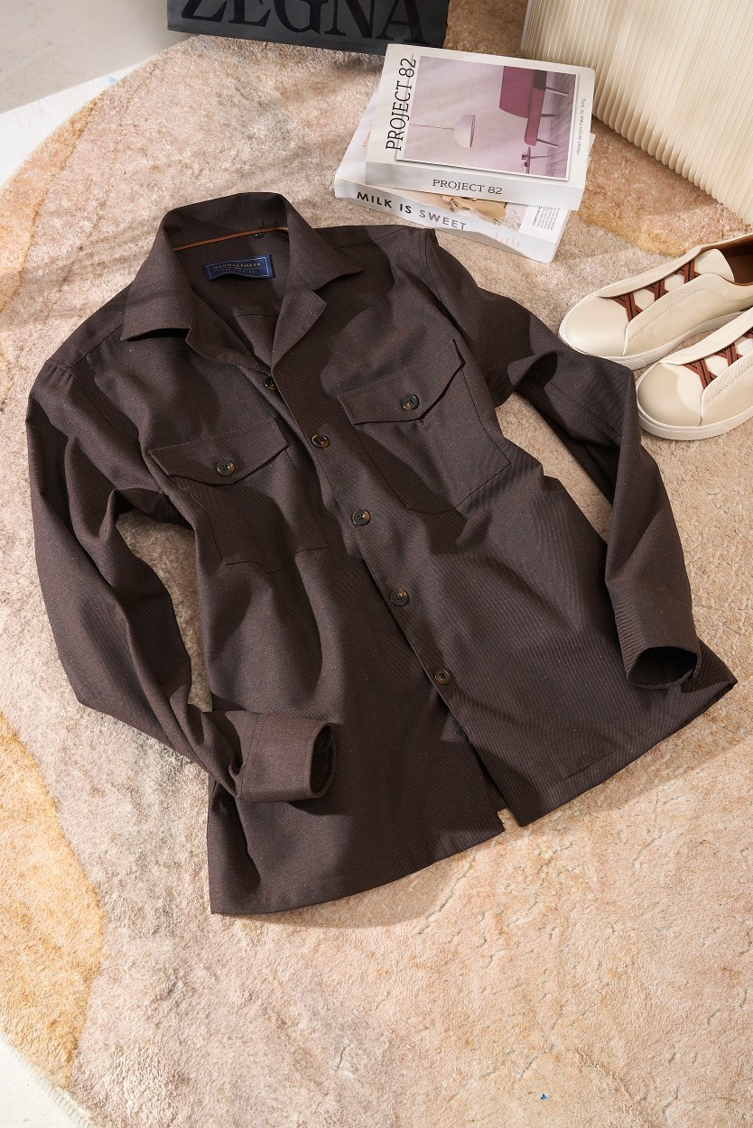 法式复古姜阿美咔叽猎装衬衫式外套lP🆕猎装外套深棕色调，更显硬朗气质。特点：这款外套属于法式多口袋工装夹