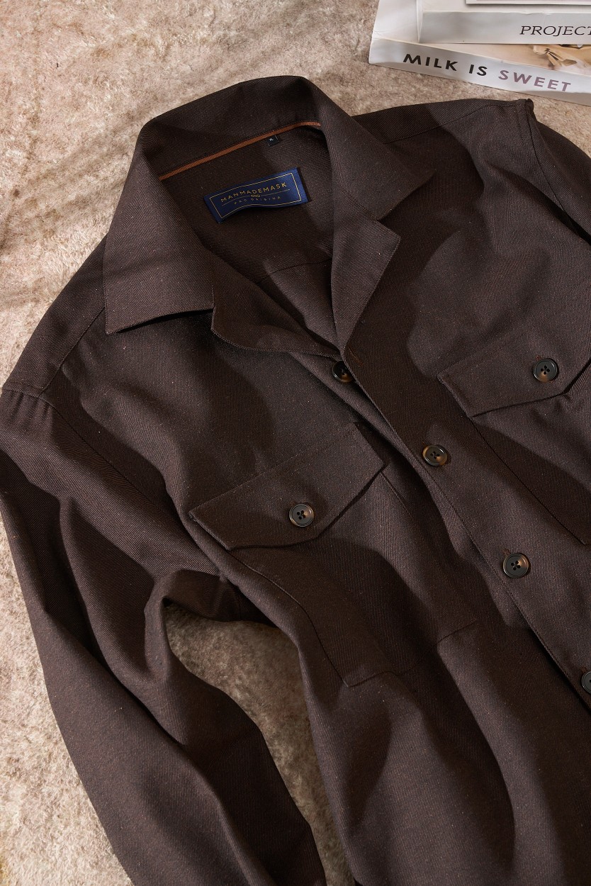法式复古姜阿美咔叽猎装衬衫式外套lP🆕猎装外套深棕色调，更显硬朗气质。特点：这款外套属于法式多口袋工装夹