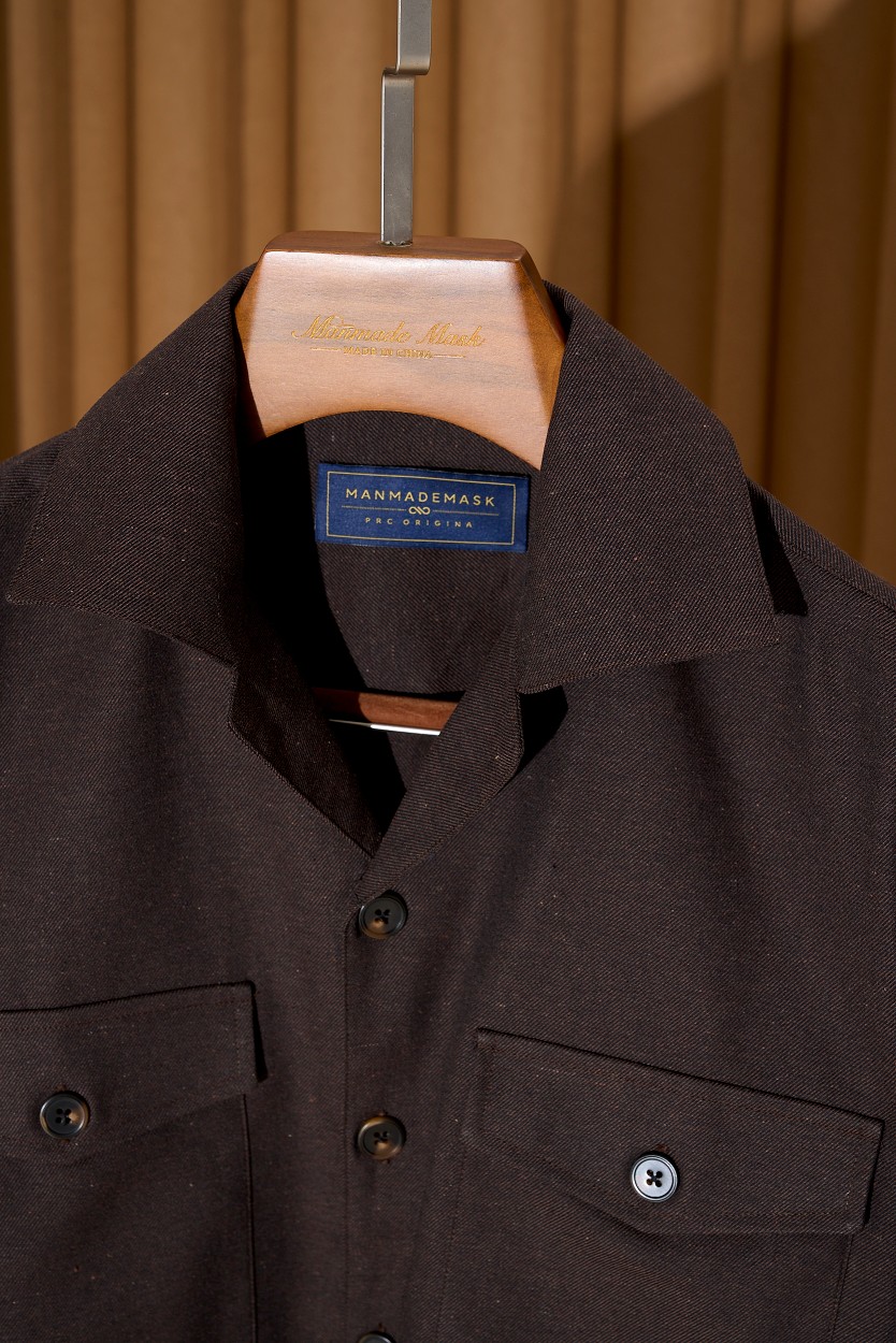 法式复古姜阿美咔叽猎装衬衫式外套lP🆕猎装外套深棕色调，更显硬朗气质。特点：这款外套属于法式多口袋工装夹