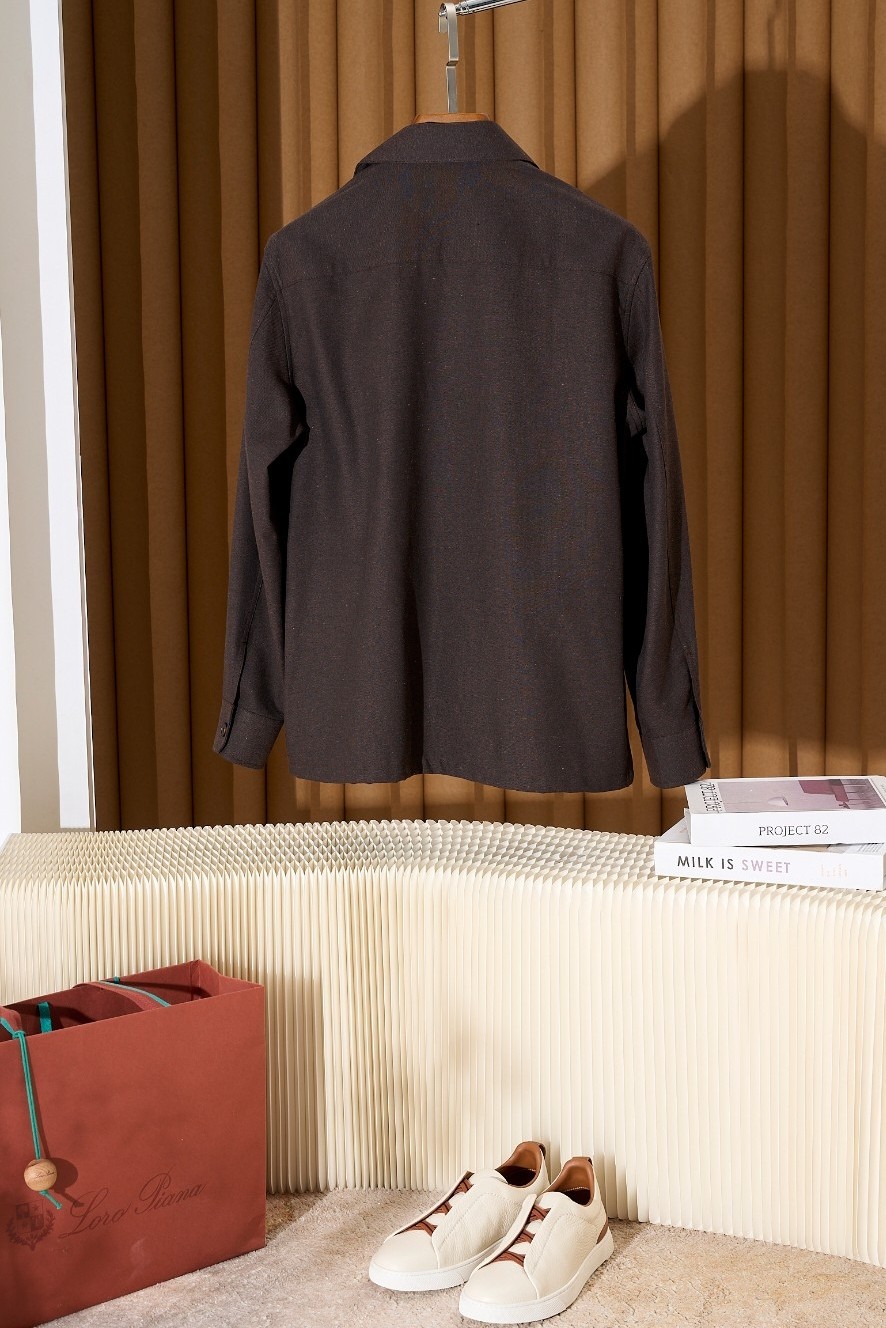 法式复古姜阿美咔叽猎装衬衫式外套lP🆕猎装外套深棕色调，更显硬朗气质。特点：这款外套属于法式多口袋工装夹