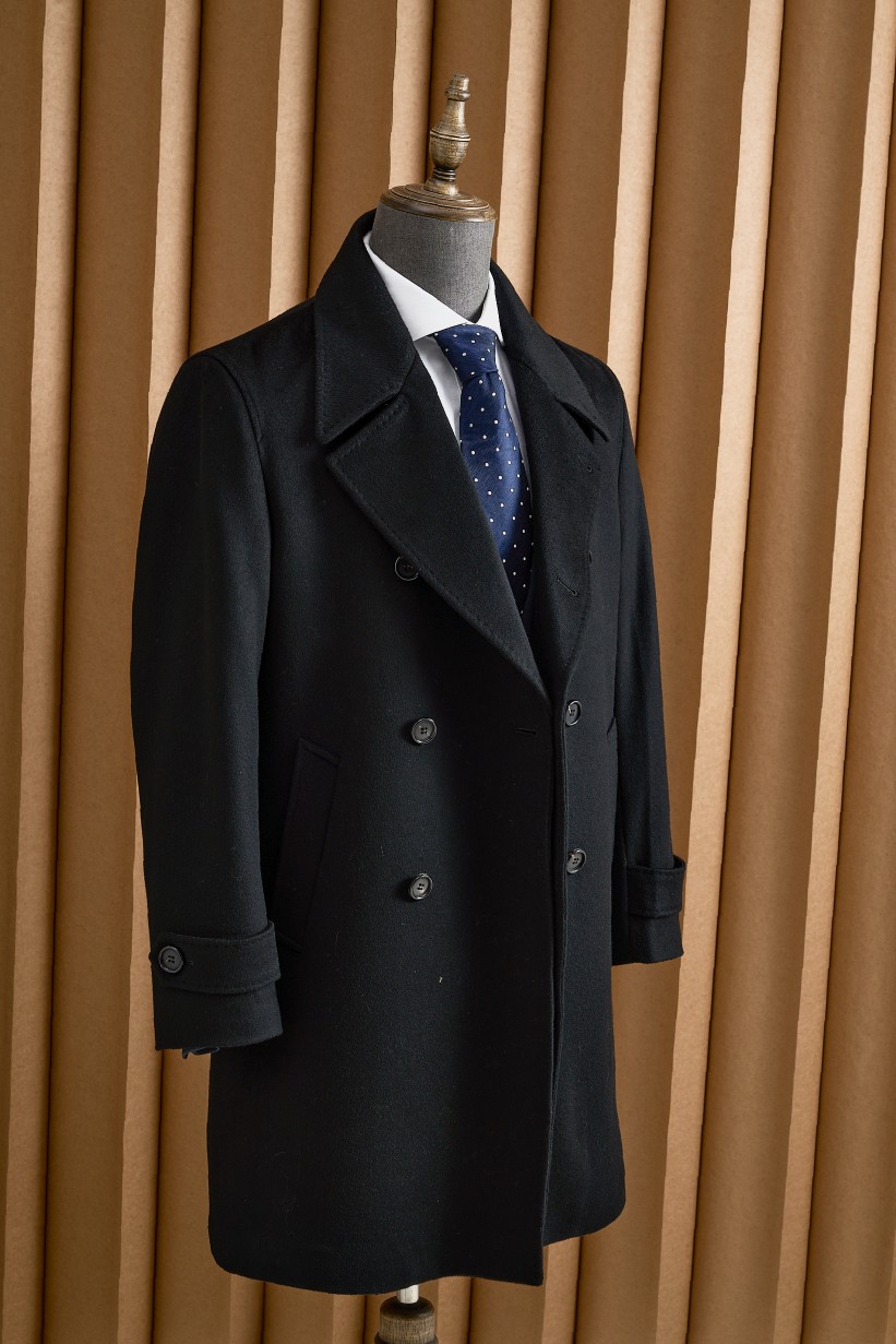 NO:571275,[LP star red carpet catwalk model!  The designer's unique oversized collar design, double-breasted mid-length cashmere coat with horn buttons] Red carpet starlight, all in this gorgeous dress - the designer's unique oversized collar cashmere coat. Stepping into the bright red carpet, every step shines with extraordinary light. We present to you this cashmere coat specially designed for celebrity red carpet catwalks. It is not only a coat, but also your charming fashion statement.  The unique large collar shows elegance. The designer uses a unique artistic perspective to reshape the large collar shape to create a unique and elegant posture. The wide and smooth neckline gently wraps around the neck, which not only modifies the face, but also adds a sense of nobility and calmness. Whether it is a low-neck inner layer or a turtleneck sweater, it can be perfectly integrated with it, showing extraordinary fashion taste.   The double-breasted design is a collision of classics and innovation. High-quality horn buttons are selected as embellishments of the double-breasted buttons. Each one has been carefully selected and polished to exude a warm luster and texture. The double-breasted design not only enhances the layering and three-dimensionality of the coat, but also gives it a retro yet fashionable atmosphere. With a single button, you can lock in warmth and style.  High-quality 90% cashmere fabric and 10% wool, warmth and luxury coexist. The top cashmere fabric is selected as the material of the coat. Its lightness, softness and strong warmth retention characteristics allow you to feel the warmth like spring in winter. At the same time, the cashmere fabric also has good breathability and moisture absorption, which can keep you dry and comfortable even if you wear it for a long time. Every inch of the fabric exudes luxury and nobility, allowing you to shine on the red carpet.   This celebrity red carpet cashmere coat has become the darling of the fashion industry with its unique design, high-quality material and excellent thermal insulation performance. It is not only a must-have item for you to attend important occasions, but also a fashion tool for you to show your personality and taste. Choose it to make every appearance of yours become the center of attention!  Size M-3XL,,loro piana,jackets & coats,sweaters,alexander wang19860909【LP明星红毯走秀款！设计师独特大衣领设计双排扣选用优质牛角扣中长款羊绒大衣】红毯星光,尽在这一袭华裳 —— 设计师匠心独运大衣领羊绒大衣.步入璀璨红毯,每一步都闪耀着非凡光芒.我们为您呈现这款专为明星红毯走秀设计的羊绒大衣,它不仅是一件外套,更是您魅力四射的时尚宣言. 独特大衣领,尽显高雅风范.设计师以独到的艺术视角,重塑大衣领型,打造出别具一格的优雅姿态.宽大而流畅的领口线条,轻轻环绕于颈间,不仅修饰脸型,更添一份高贵与从容.无论是低领内搭还是高领毛衣,都能与之完美融合,展现出不凡的时尚品味. 双排扣设计,经典与创新的碰撞.精选优质牛角扣作为双排扣的点缀,每一颗都经过精心挑选与打磨,散发出温润的光泽与质感.双排扣的设计不仅提升了大衣的层次感与立体感,更赋予了它一种复古而又不失时尚的气息.轻轻一扣,即可锁住温暖与风情万种. 优质90羊绒面料10羊毛,温暖与奢华并存.选用顶级羊绒面料作为大衣的材质,其轻盈柔软、保暖性强的特性让您在冬日里也能感受到如春般的温暖.同时羊绒面料还具有良好的透气性与吸湿性,即使长时间穿着也能保持干爽舒适.每一寸面料都散发着奢华与高贵的气息,让您在红毯上熠熠生辉. 这款明星红毯走秀款羊绒大衣以其独特的设计、优质的材质和卓越的保暖性能成为了时尚界的宠儿.它不仅是您出席重要场合的必备单品更是您展现个性与品味的时尚利器.选择它让您的每一次亮相都成为万众瞩目的焦点！ 码数M-3XL,,loro piana,jackets & coats,sweaters,alexander wang,Men's clothing