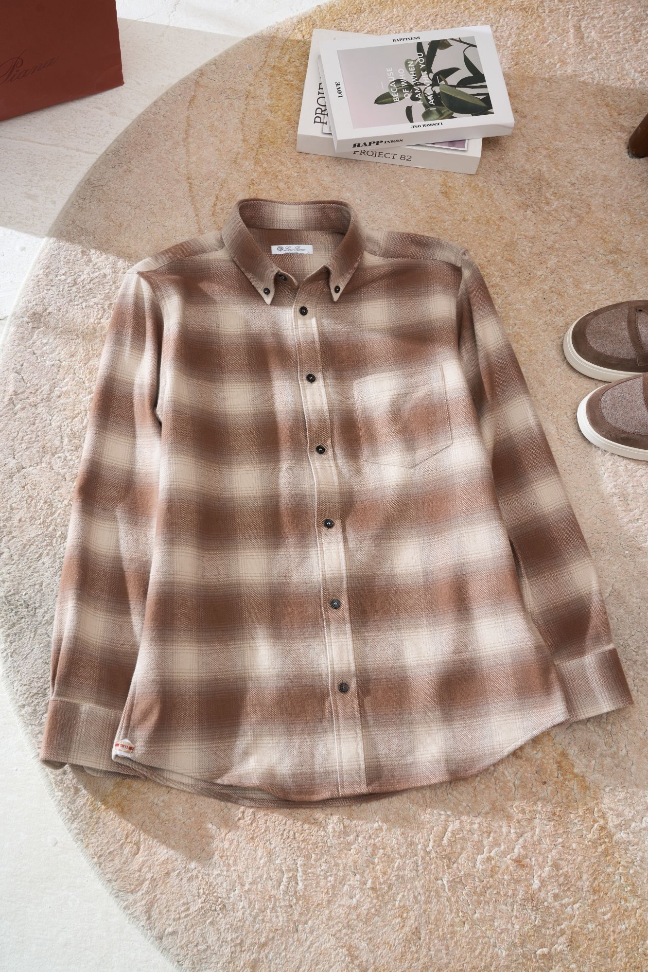 NO:505603,[Visual feast Gradient Color Prince Wales Plaid Thickened Flannel Fabric Collar Button Casual Long Sleeve Shirt] On the road of pursuing fashion and comfort, we have never stopped exploring. Today, we present you an excellent item that combines visual enjoyment and wearing experience - Gradient Prince Wales Plaid Thickened Flannel Fabric Collar Button Casual Long Sleeve Shirt. Prince Wales Plaid has become an evergreen in the fashion industry with its classic and elegant design. This shirt has a new interpretation of this classic element. The gradient design makes the plaid show a flowing and changing beauty in color, like a flowing artistic scroll, which makes people shine.  The choice of high-quality thickened flannel fabric not only retains the original softness and comfort of flannel, but also has comprehensively upgraded in warmth performance. Whether it is cold winter or slightly cool spring and autumn, it can bring you a warm and spring-like wearing experience. The collar button design not only facilitates the adjustment of the tightness of the neckline, but also demonstrates a simple but not simple fashion attitude in details. Whether it is matched with a tie or wearing it directly open, you can easily control various occasions and show your unique charm. Size M-3XL (small amount of S), Shirts, ties, alexander wang19860909【视觉盛宴渐变色威尔士亲王格纹加厚版法兰绒面料领扣款休闲长袖衬衫】在追求时尚与舒适的道路上,我们从未停止探索的脚步.今天,为您呈现一款集视觉享受与穿着体验于一身的绝佳单品——渐变威尔士亲王格纹加厚版法兰绒面料领扣款休闲长袖衬衫. 威尔士亲王格纹,以其经典而优雅的设计,成为了时尚界的常青树.而这款衬衫,更是将这一经典元素进行了全新的演绎.采用渐变设计,使得格纹在色彩上呈现出流动与变幻的美感,仿佛一幅流动的艺术画卷,让人眼前一亮. 选用高品质的加厚法兰绒面料,不仅保留了法兰绒原有的柔软与舒适,更在保暖性能上进行了全面升级.无论是寒冷的冬季还是微凉的春秋时节,都能为您带来温暖如春的穿着体验. 领扣款的设计,不仅方便调节领口的松紧度,更在细节上彰显了简约而不简单的时尚态度.无论是搭配领带还是直接敞开穿着,都能轻松驾驭各种场合,展现您的独特魅力. 码数M-3XL(少量S),,shirts,ties,alexander wang,Men's clothing
