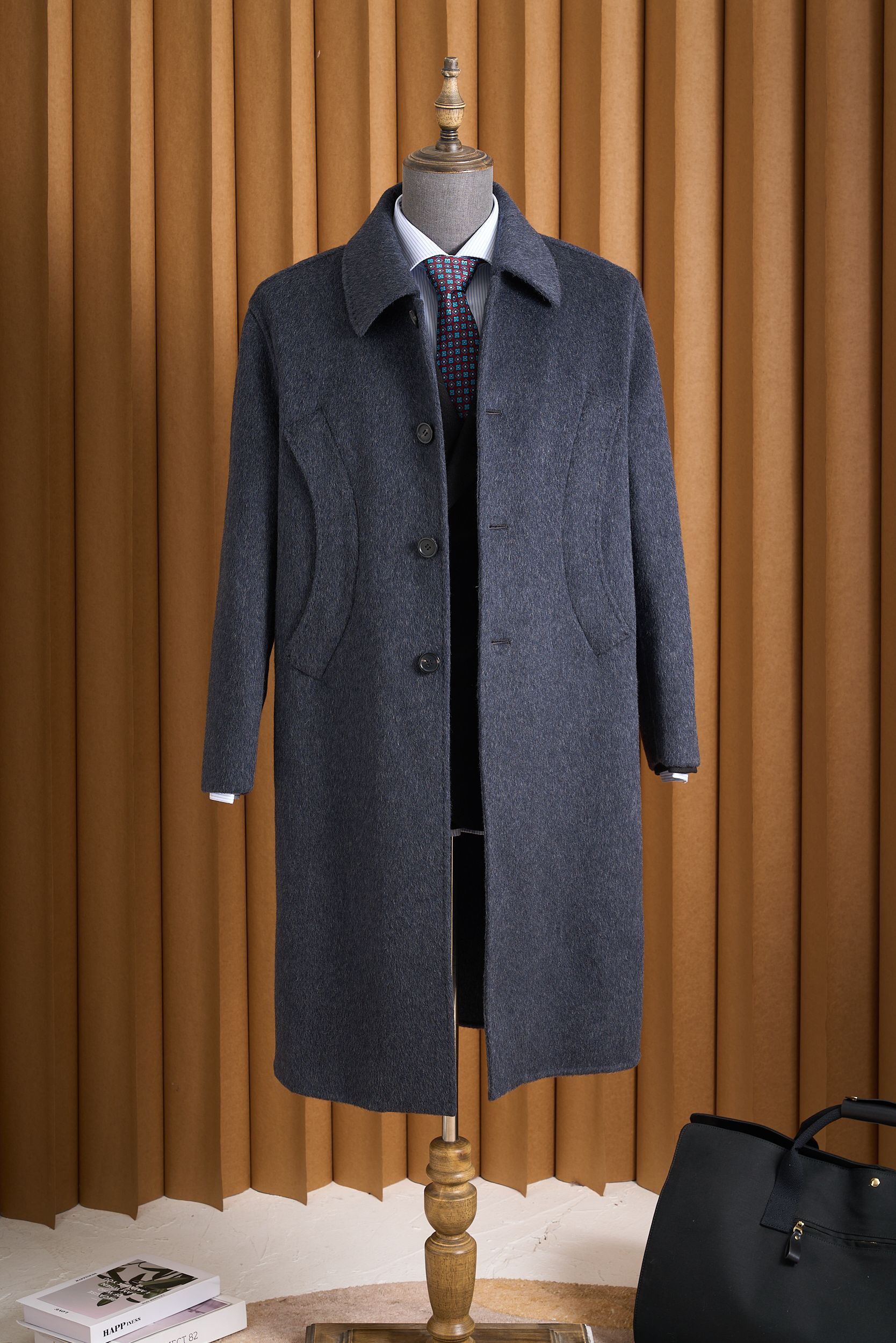 NO:648931,Unique large crescent pocket design. Customer supply contains camel velvet, mulberry silk and sheep wool color spun floral yarn. Double-faced nylon long cashmere coat. Unique large crescent pocket design. Customer supply contains camel velvet, mulberry silk and sheep wool color spun floral yarn. Double-faced nylon long cashmere coat defines the new winter style. When the cold wind is biting, do you long for a coat that is both warm and full of personality? Today, we bring you a long cashmere coat that subverts tradition and leads the trend, so that you can shine in winter. It uses top-grade fabrics supplied by customers, and combines three rare materials: camel velvet, mulberry silk and sheep wool. Camel velvet is famous for its excellent warmth retention and breathability, allowing you to feel as warm as spring in winter; mulberry silk gives the fabric a silky and fine texture. The greasy touch allows you to enjoy a luxurious experience; the addition of sheep wool makes the coat more crisp and stylish, showing an extraordinary sense of quality. The use of colored yarn technology makes the fabric show unique colors and textures, making your coat unique. The design highlight of the coat is its unique large crescent pocket, which is not only practical but also adds a bit of artistic flair. The lines of the pocket are smooth and elegant, complementing the overall style of the coat. At the same time, the long cut and slim fit make your body lines smoother and show your elegant temperament. The soft texture of cashmere combined with the crisp structure of double-sided nylon makes the coat both warm and light. The versatile nature of this coat allows you to easily manage various occasions. Whether it is a business meeting, a dinner party, or leisure time, it can become your fashion tool. Paired with a pair of simple high heels or sneakers, you can easily create different styles. We always adhere to the ultimate pursuit of quality, from fabric selection to production technology, everything has been strictly controlled. Every process is refined, just to present you with a flawless coat. Size M-3XL,,high heels,sneakers,alexander wang19860909独特大弯月口袋设计客供含骆驼绒桑蚕丝绵羊毛色纺花纱双面尼长款羊绒大衣独特大弯月口袋设计,客供含骆驼绒、桑蚕丝与绵羊毛色纺花纱双面尼长款羊绒大衣,定义冬日新风尚. 当寒风刺骨,你是否渴望一款既保暖又充满个性魅力的大衣？今天,我们为你带来了一款颠覆传统、引领潮流的长款羊绒大衣,让你在冬日里也能熠熠生辉. 采用了客供的顶级面料,融合了骆驼绒、桑蚕丝与绵羊毛三种珍稀材质.骆驼绒以其卓越的保暖性和透气性著称,让你在冬日里也能感受到温暖如春；桑蚕丝则赋予了面料丝滑细腻的触感,让你尽享奢华体验；绵羊毛的加入,则让大衣更加挺括有型,展现出非凡的品质感.色纺花纱工艺的运用,使得面料呈现出独特的色彩和纹理,让你的大衣与众不同. 大衣的设计亮点在于其独特的大弯月口袋,不仅实用性强,更增添了几分艺术气息.口袋的线条流畅而优雅,与大衣的整体风格相得益彰.同时,长款剪裁和修身版型,让你的身材线条更加流畅,展现出优雅的气质.羊绒的柔软质感与双面尼的挺括结构相结合,使得大衣既保暖又轻盈. 这款大衣的百搭特性,让你轻松驾驭各种场合.无论是商务会议、晚宴派对,还是休闲时光,它都能成为你的时尚利器.搭配一双简约的高跟鞋或运动鞋,就能轻松打造出不同的风格. 我们始终秉持着对品质的极致追求,从面料甄选到制作工艺,都经过了严格的把控.每一道工序都精益求精,只为为你呈现一款完美无瑕的大衣. 码数M-3XL,,high heels,sneakers,alexander wang,Men's clothing