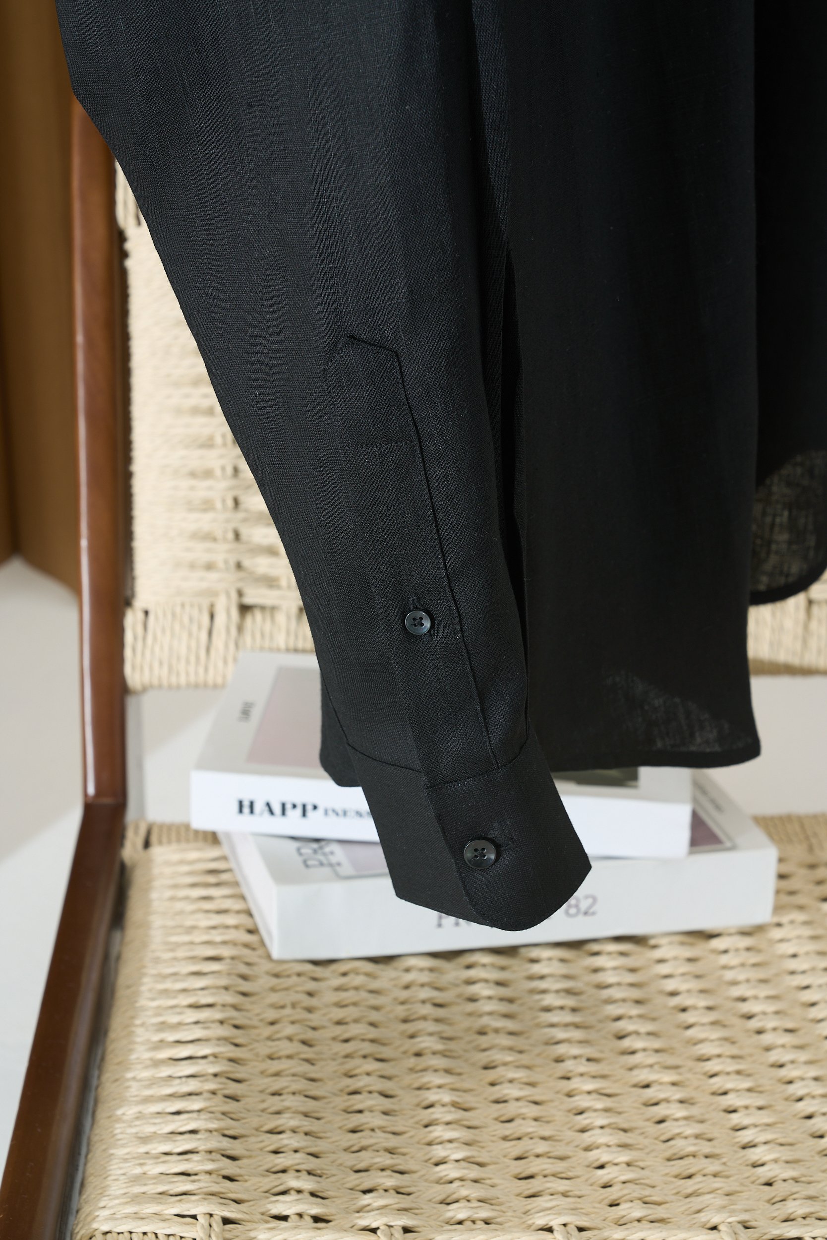 【“一件会呼吸的衬衫—以天然亚麻为肌底，从商务到休闲，赋予全天候舒适与品位。】环保染色工艺，减少化学残留