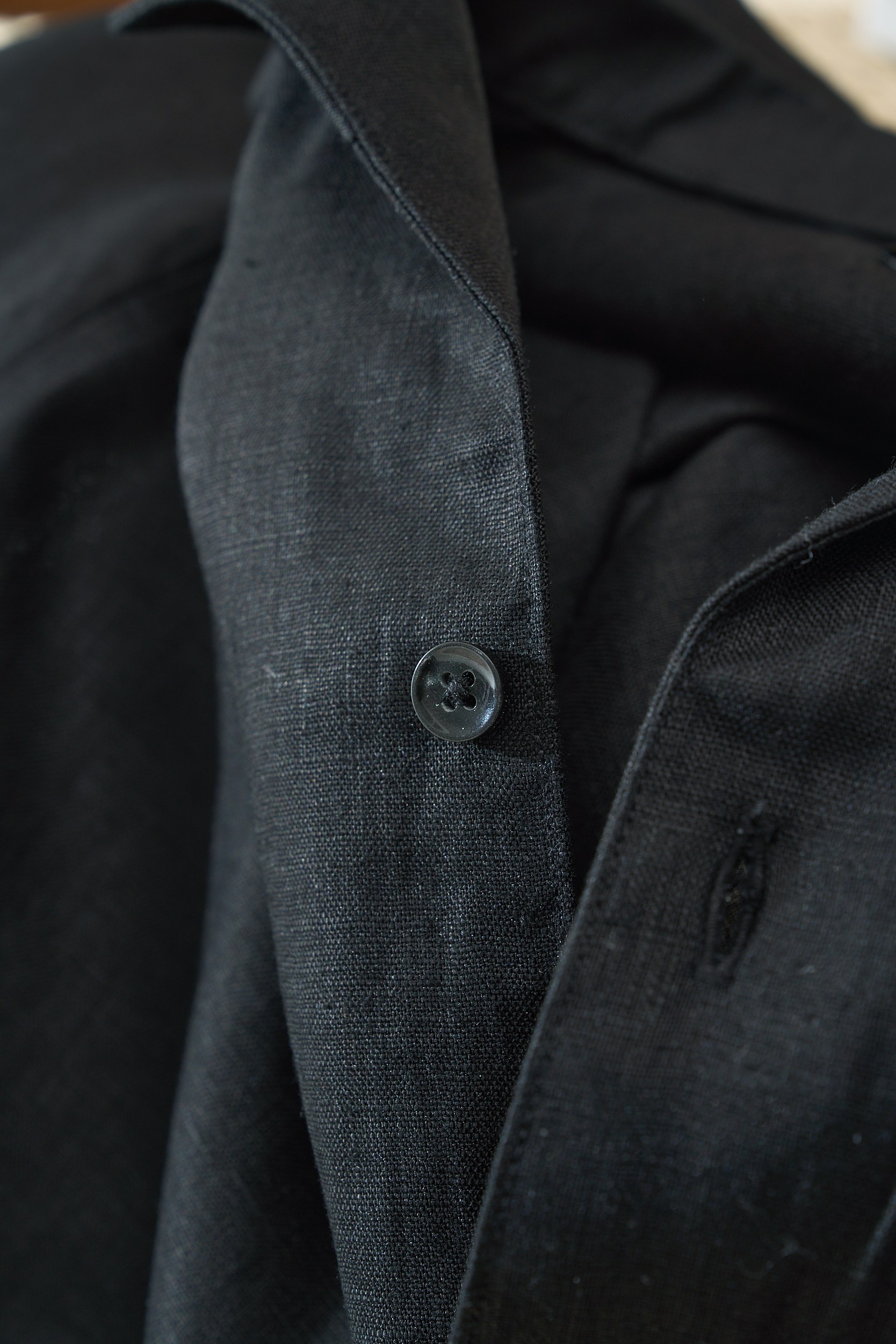 【“一件会呼吸的衬衫—以天然亚麻为肌底，从商务到休闲，赋予全天候舒适与品位。】环保染色工艺，减少化学残留