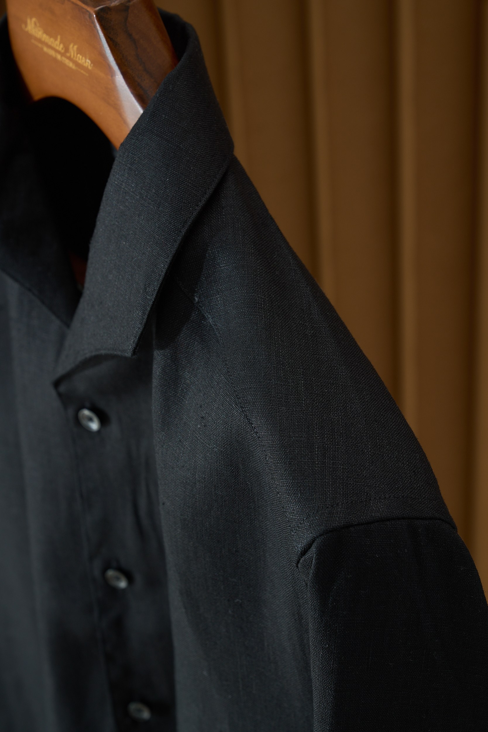 【“一件会呼吸的衬衫—以天然亚麻为肌底，从商务到休闲，赋予全天候舒适与品位。】环保染色工艺，减少化学残留