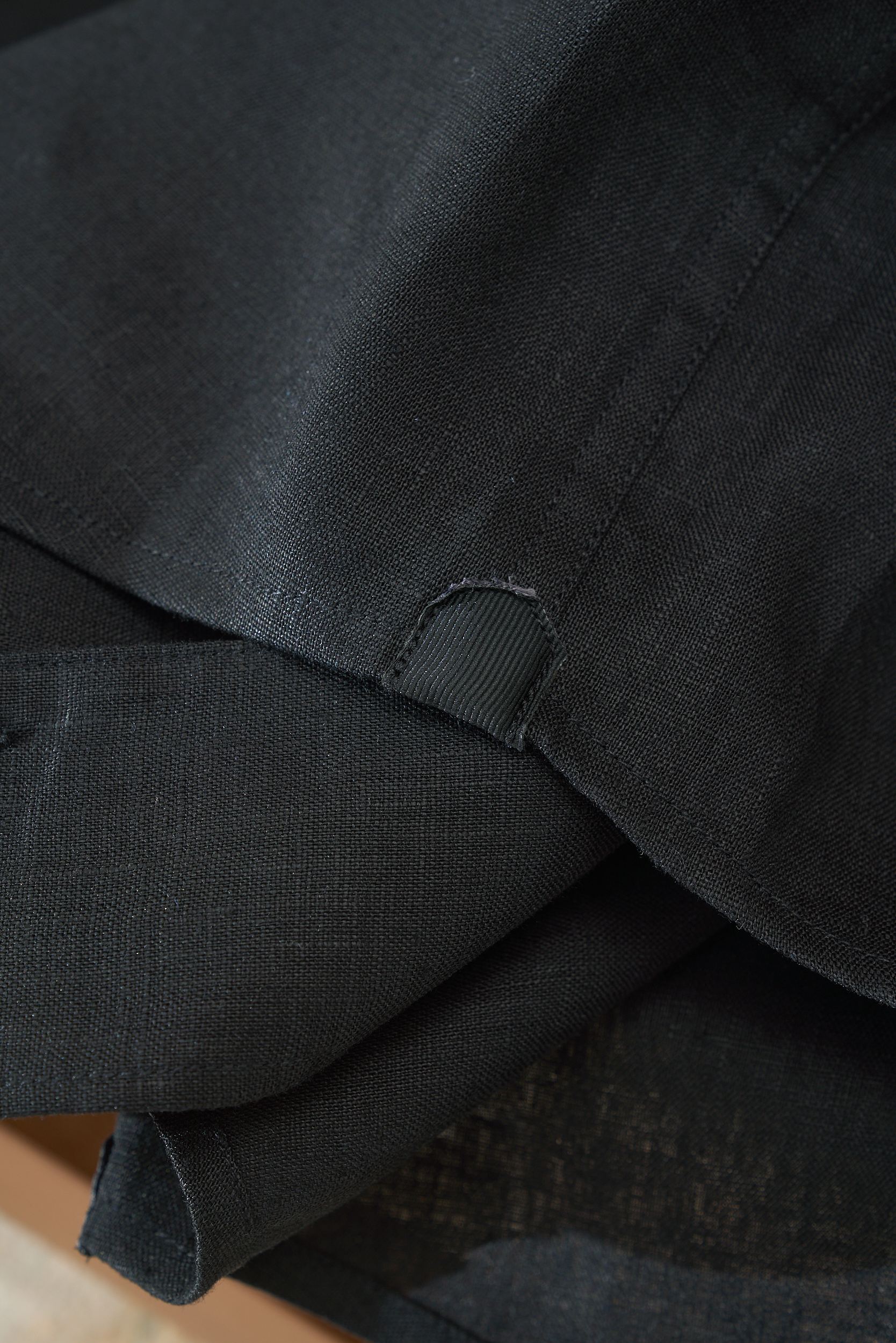 【“一件会呼吸的衬衫—以天然亚麻为肌底，从商务到休闲，赋予全天候舒适与品位。】环保染色工艺，减少化学残留