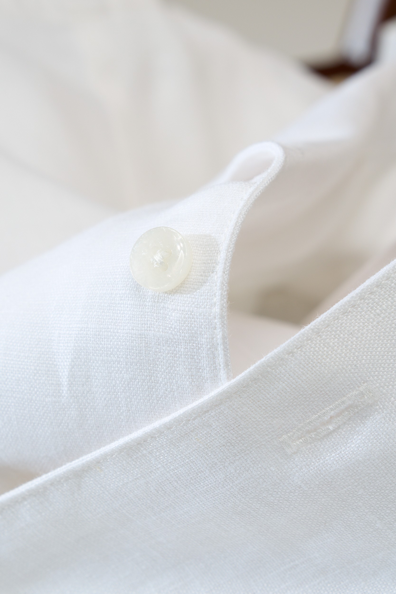 【“一件会呼吸的衬衫—以天然亚麻为肌底，从商务到休闲，赋予全天候舒适与品位。】环保染色工艺，减少化学残留