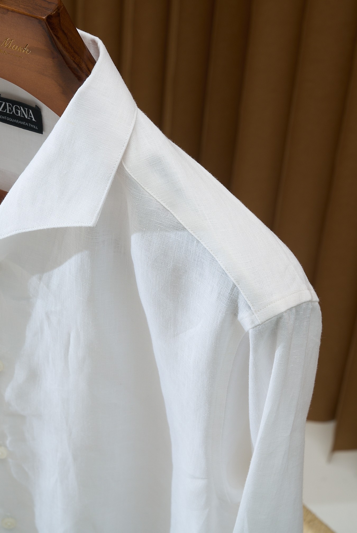 【“一件会呼吸的衬衫—以天然亚麻为肌底，从商务到休闲，赋予全天候舒适与品位。】环保染色工艺，减少化学残留