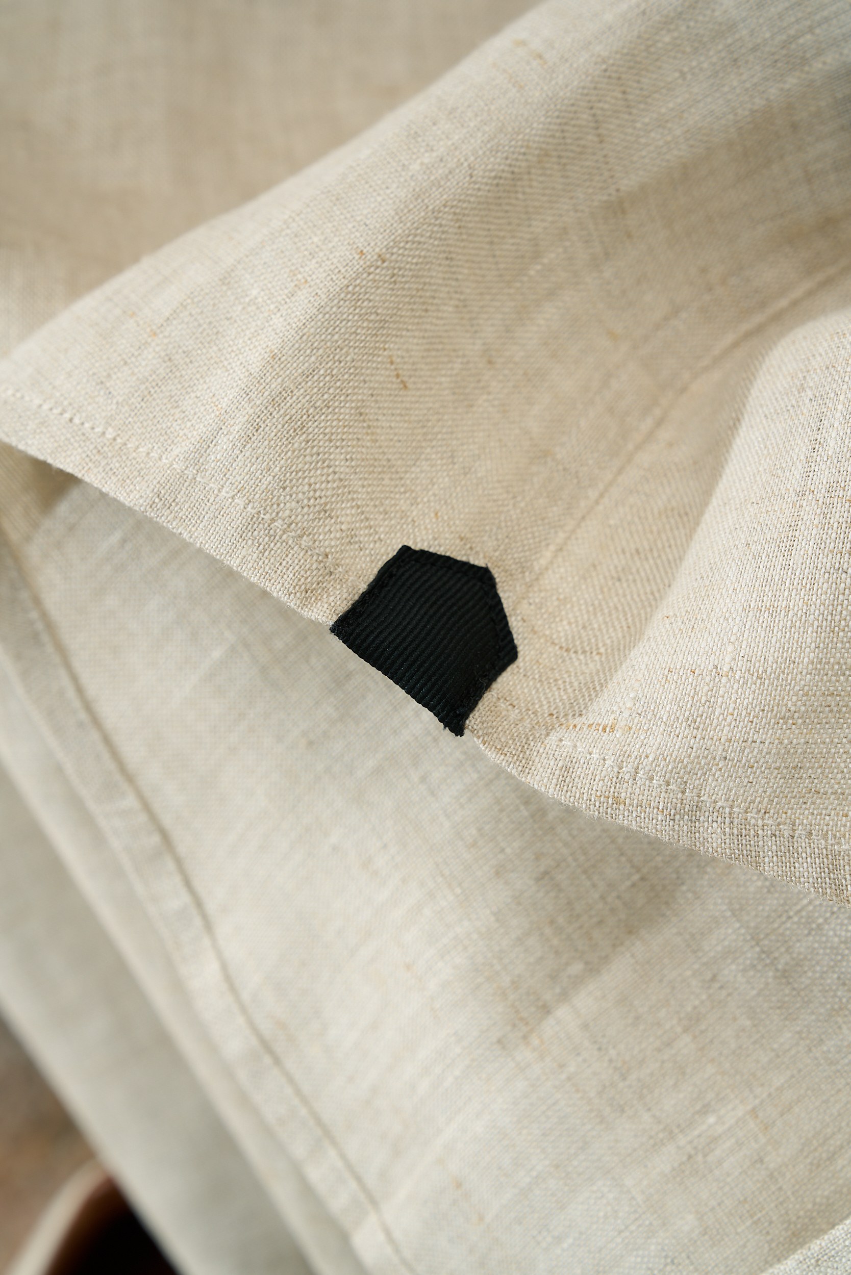 【“一件会呼吸的衬衫—以天然亚麻为肌底，从商务到休闲，赋予全天候舒适与品位。】环保染色工艺，减少化学残留