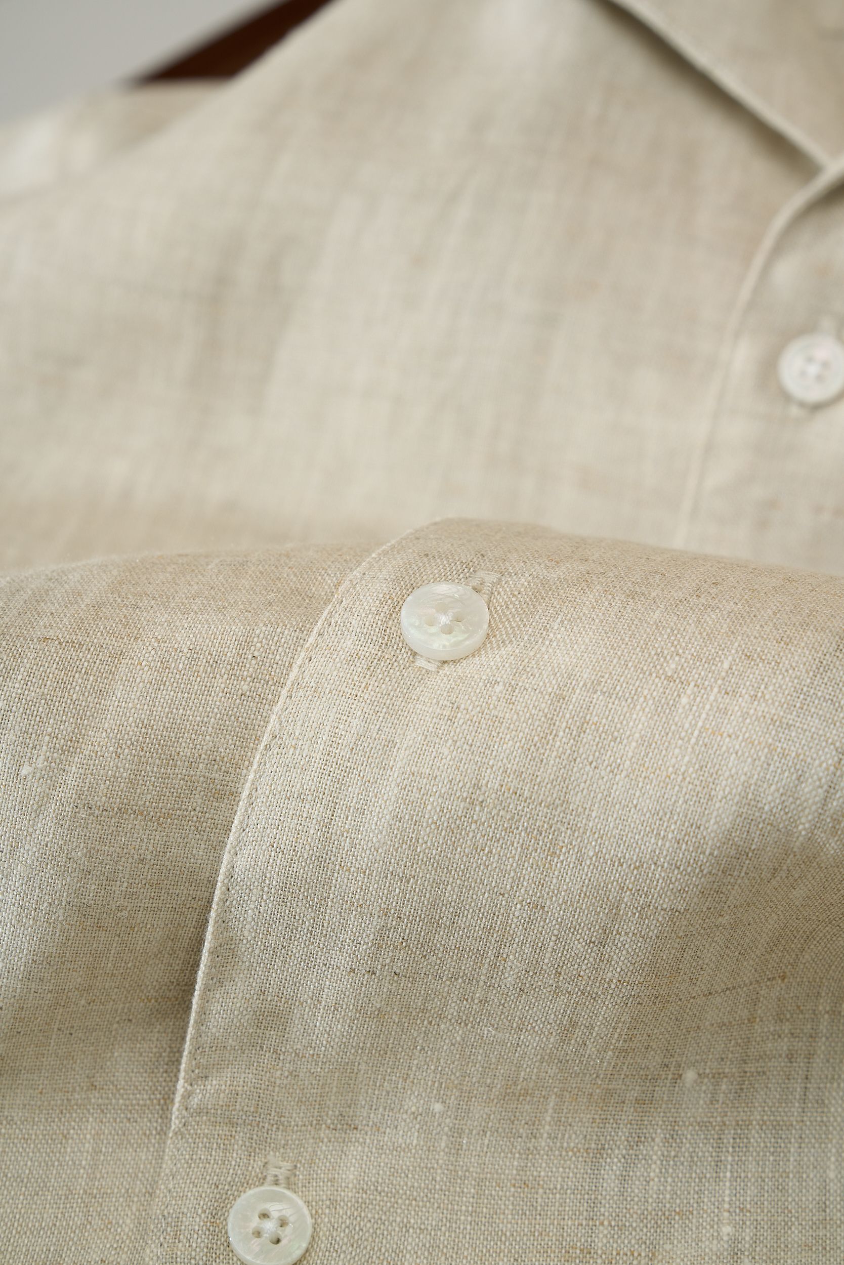 【“一件会呼吸的衬衫—以天然亚麻为肌底，从商务到休闲，赋予全天候舒适与品位。】环保染色工艺，减少化学残留