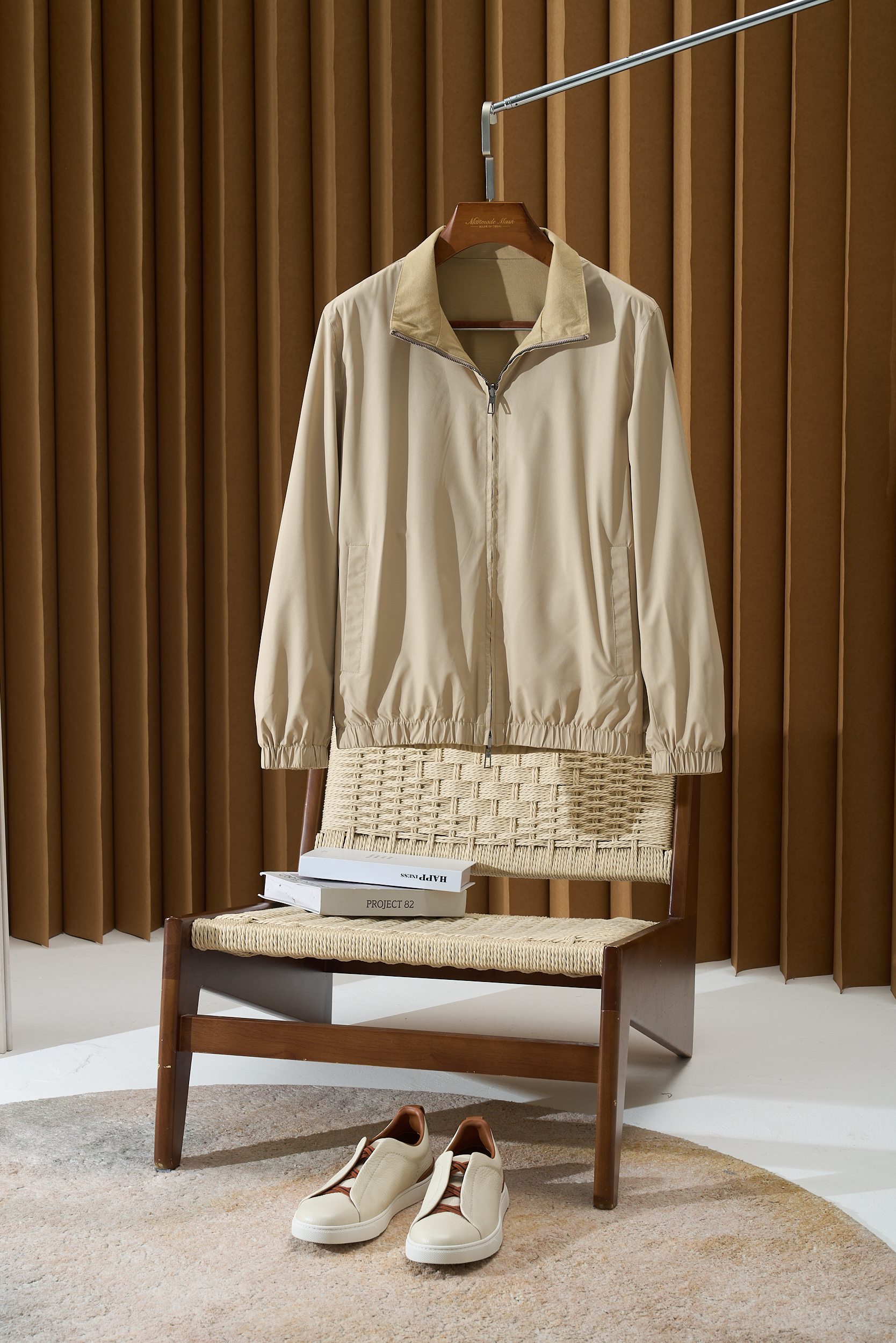 NO:498050,Bomber Windmate Men's double-sided two-wear bomber jacket waterproof and windproof; classic tailoring, suitable for sports, leisure and travel, is an ideal item for wardrobe. A reinterpretation of the classic bomber jacket is simple in lines and suitable for wearing in all occasions. The iconic Wind microfiber blends elastic design to make it more comfortable to wear, lightweight to touch, durable and easy to travel. The Storm System protective layer provides water and windproof performance. Stand collar, closed by full zipper, with open-slit pockets on both sides Elastic bottom and cuffs Fabric: polyester Lining: wool Size 48-56,, jackets & coats, jackets & coats, alexander wang19860909Bomber Windmate 男士双面两穿飞行员夹克外套防水防风处理;经典剪裁,适合营造运动、闲暇和旅行装扮,是衣橱的理想单品. 经典飞行员夹克的重新诠释,线条简洁,适合各种场合穿着.标志性Wind微纤维融入弹力设计,令穿着更加舒适,触感轻盈,结实耐用,便于出行.Storm System 防护层提供防泼水和防风性能. 立领,由全拉链闭合 两侧设有开缝口袋 松紧底部和袖口 面料:聚酯纤维 里料:羊毛 码数48-56,,jackets & coats,jackets & coats,alexander wang,Men's clothing