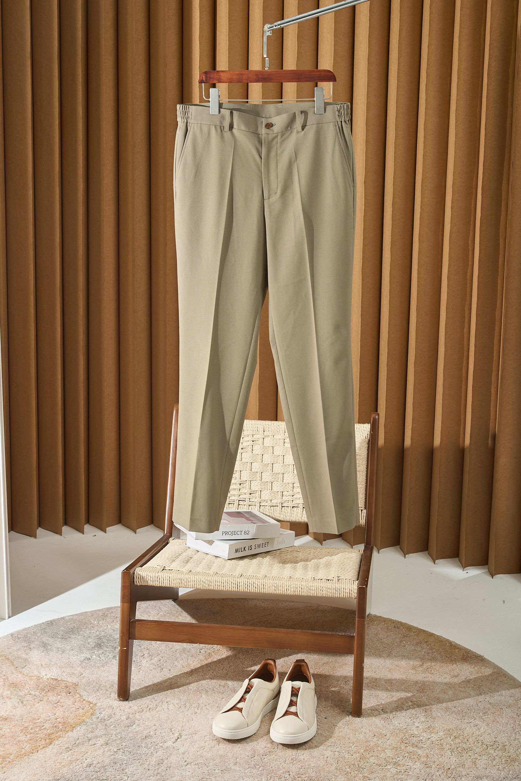 NO:505600,[Unique elastic waist design imported with 40 wool special fabric slightly elastic comfortable casual trousers] Trousers that have been questioned countless times are a must-have for newcomers in the workplace!  Still worried about not choosing the right trousers?  These men's trousers are definitely your savior!  Imported special fabric contains 40 wool, full of texture, and you can feel the difference from ordinary pants as soon as you are on the upper body. It is not only soft and skin-friendly, but also has its own micro-elastic attributes. Whether it is sitting for a long time or walking around, there is no sense of restraint. The unique elastic waist design bids farewell to the worries of waistband. It is easy to put on and take off, and it is very inclusive to all figures. Beer belly and small belly are not a problem, so comfortable that you don’t want to take off. M-3XL, alexander wang19860909【独特松紧腰头设计进口含40羊毛特织面料微弹舒适休闲西裤】 被追问无数次的西裤,职场新人必入！ 还在为选不到合适的西裤烦恼？这款男装西裤绝对是你的救星！ 进口特织面料含40羊毛,质感满满,一上身就能感觉到和普通裤子的差别.不仅柔软亲肤,还自带微弹属性,不管是久坐办公还是日常走动,都毫无束缚感. 独特的松紧腰头设计,告别勒腰烦恼.穿脱轻松,对各种身材的包容性都很强,啤酒肚、小肚腩统统不是问题,舒适到你不想脱. 码数M-3XL,,alexander wang,Men's clothing