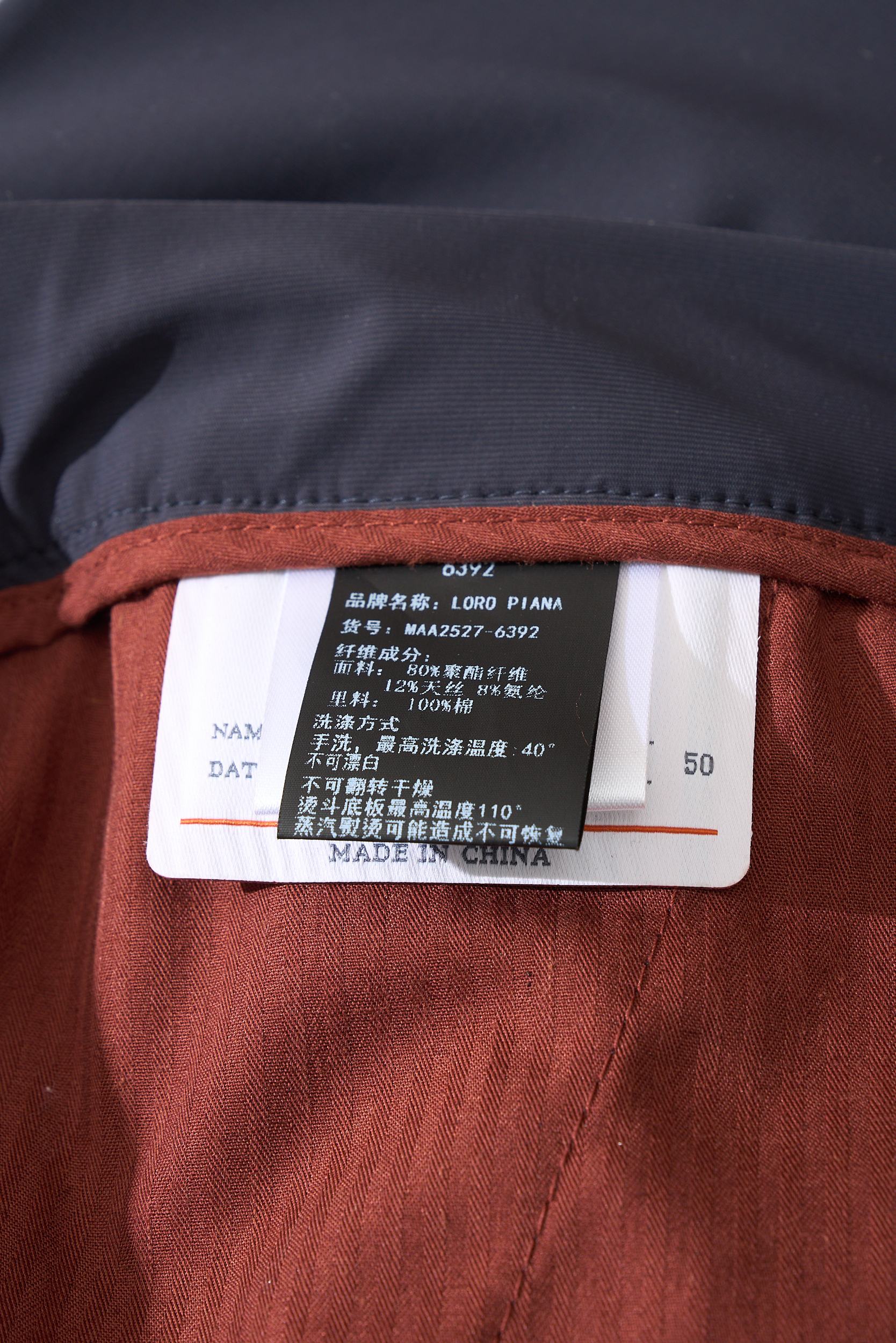 【Deck Short男士休闲短裤】利落线条搭配微弹面料，兼顾行动自由与专业姿态。商务剪裁的休闲短裤，采