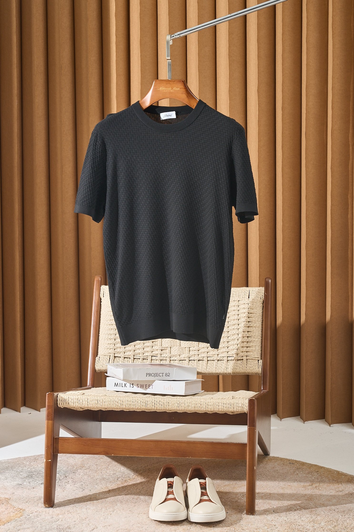 NO:148772,【Knitted sweater!  Comfortable to wear with delicate touch, comfortable geometric knitted pattern, high-quality silk cotton blended yarn round neck short-sleeved T-shirt】Summer hot, this men's round neck short-sleeved T-shirt is a cool defense between you and the heat. It uses high-quality silk cotton blended yarn to perfectly blend the smoothness of silk and the breathability of cotton. Wear close to the body, delicate touch is like the spring breeze, dry and not stuffy, saying goodbye to the sticky summer. Geometric knitted pattern injects artistic soul into this T-shirt, breaking the monotony and adding a casual and exquisiteness. When worn on the body, the unique taste will naturally reveal itself and easily become the focus of the crowd. The round neck design is simple and classic, modifying the neck lines and adapting to various styles. Whether it is paired with casual shorts to start the lazy weekend or with linen trousers to attend a relaxing party, it can perfectly hold the scene. Size M-3XL (blue black  white), shorts, T-shirt,tees,t-shirt,alexander wang19860909【针织衫！手感细腻穿着舒服几何编织图案优质丝棉混纺纱线圆领短袖T恤】夏日滚烫,这件男士圆领短袖T恤,是你与燥热之间的清凉防线. 它选用优质丝棉混纺纱线,将蚕丝的顺滑与棉的透气完美融合.贴身穿,细腻触感似春日微风轻拂,干爽不闷热,告别夏日黏腻. 几何编织图案为这件T恤注入艺术灵魂,打破单调,增添一份随性的精致,穿在身上,独特品味自然流露,轻松成为人群焦点. 圆领设计简约又经典,修饰颈部线条,适配各种风格.不管是搭配休闲短裤开启周末的慵懒时光,还是配上亚麻长裤参加轻松的聚会,它都能完美hold住场面. 码数M-3XL（蓝色 黑色 白色）,,shorts,T-shirt,tees，t-shirt,alexander wang,Men's clothing