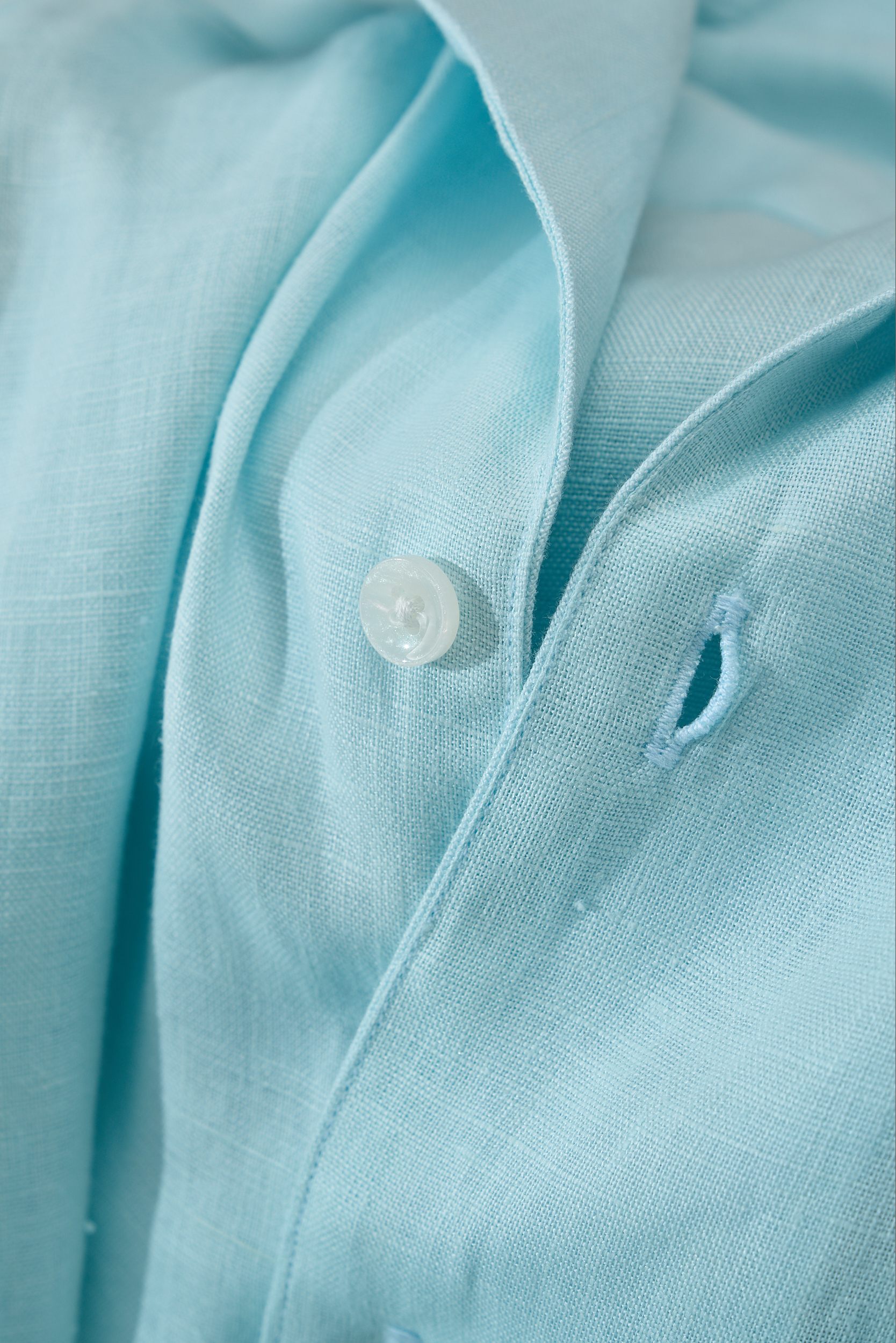 【“一件会呼吸的衬衫—以天然亚麻为肌底，从商务到休闲，赋予全天候舒适与品位。】环保染色工艺，减少化学残留