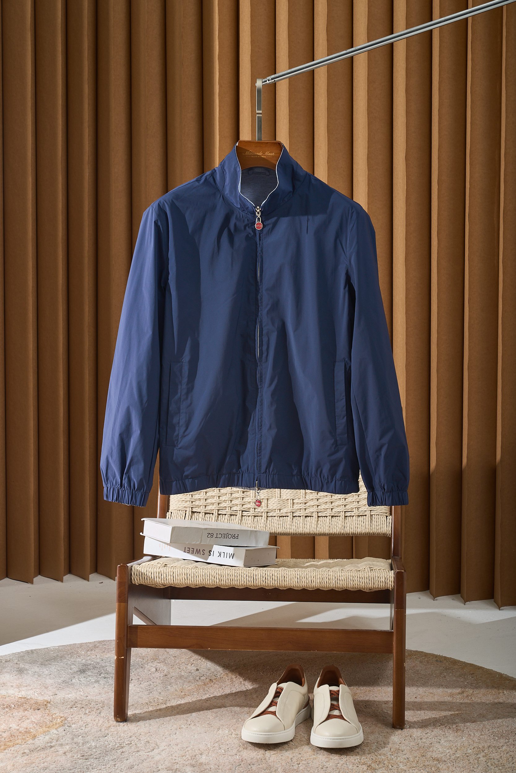 NO:498008,One to two styles!  Simple and fashionable double-sided design with a small red buckle zipper stand-up jacket with a neat solid color design, simple and elegant, and easy to adapt to various basic styles; on the other side, it incorporates trendy elements, instantly transforms into the street focus. The small red buckle zipper is the finishing touch of the whole dress, with a sense of vitality directly full of brightness, which is bold and eye-catching. The simple and fashionable design concept runs through the whole, with different styles on both sides to meet the needs of diverse scenes. On the one hand, it is a low-key and calm plain color with a high texture, which easily deals with business occasions and shows a professional and capable image; on the other side, it cleverly incorporates fashion elements, and the small red buckle zipper adds a bright color to the whole, highlighting a unique taste. The stand-up collar design is neat and generous, modifying the neck lines. M-3XL (black, blue, yellow, white),, jackets & coats, jackets & coats, alexander  wang19860909一得二两种风格！简约时尚双面穿设计搭配小红扣拉链立领夹克外套一面是利落的纯色设计,简约大气,轻松适配各种基础款内搭；另一面则融入了潮流元素,穿上瞬间变身街头焦点.小红扣拉链是整件衣服的点睛之笔,活力感直接拉满,张扬又吸睛. 简约时尚的设计理念贯穿始终,双面不同风格,满足多元场景需求.一面是低调沉稳的素色,质感上乘,轻松应对商务场合,展现专业干练的形象；另一面则巧妙融入时尚元素,小红扣拉链为整体增添一抹亮色,彰显独特品味.立领设计利落大方,修饰颈部线条 . 码数M-3XL（黑色 蓝色 黄色 白色）,,jackets & coats,jackets & coats,alexander wang,Men's clothing