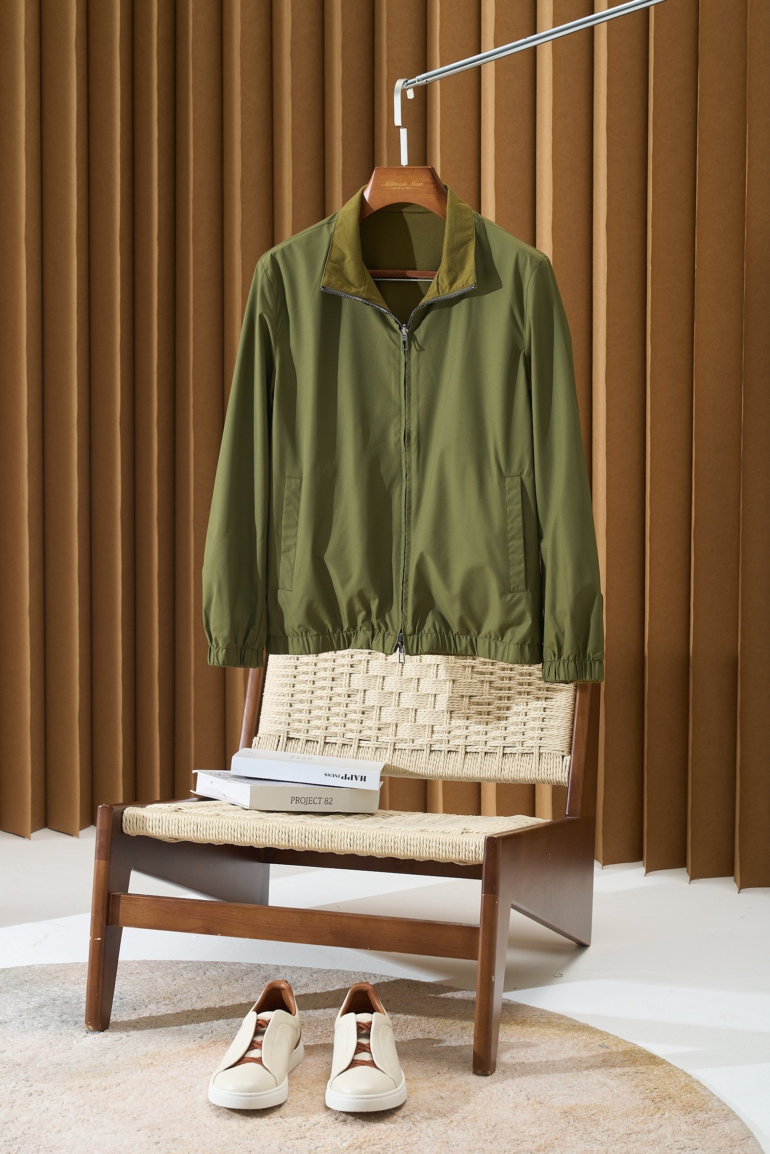 NO:498039,Bomber Windmate Men's double-sided two-wear bomber jacket waterproof and windproof; classic tailoring, suitable for sports, leisure and travel, is an ideal item for wardrobe. A reinterpretation of the classic bomber jacket is simple in lines and suitable for wearing in all occasions. The iconic Wind microfiber blends elastic design to make it more comfortable to wear, lightweight to touch, durable and easy to travel. The Storm System protective layer provides water and windproof performance. Stand collar, closed by full zipper, with open-slit pockets on both sides Elastic bottom and cuffs Fabric: polyester Lining: wool Size 48-56,, jackets & coats, jackets & coats, alexander wang19860909Bomber Windmate 男士双面两穿飞行员夹克外套防水防风处理;经典剪裁,适合营造运动、闲暇和旅行装扮,是衣橱的理想单品. 经典飞行员夹克的重新诠释,线条简洁,适合各种场合穿着.标志性Wind微纤维融入弹力设计,令穿着更加舒适,触感轻盈,结实耐用,便于出行.Storm System 防护层提供防泼水和防风性能. 立领,由全拉链闭合 两侧设有开缝口袋 松紧底部和袖口 面料:聚酯纤维 里料:羊毛 码数48-56,,jackets & coats,jackets & coats,alexander wang,Men's clothing