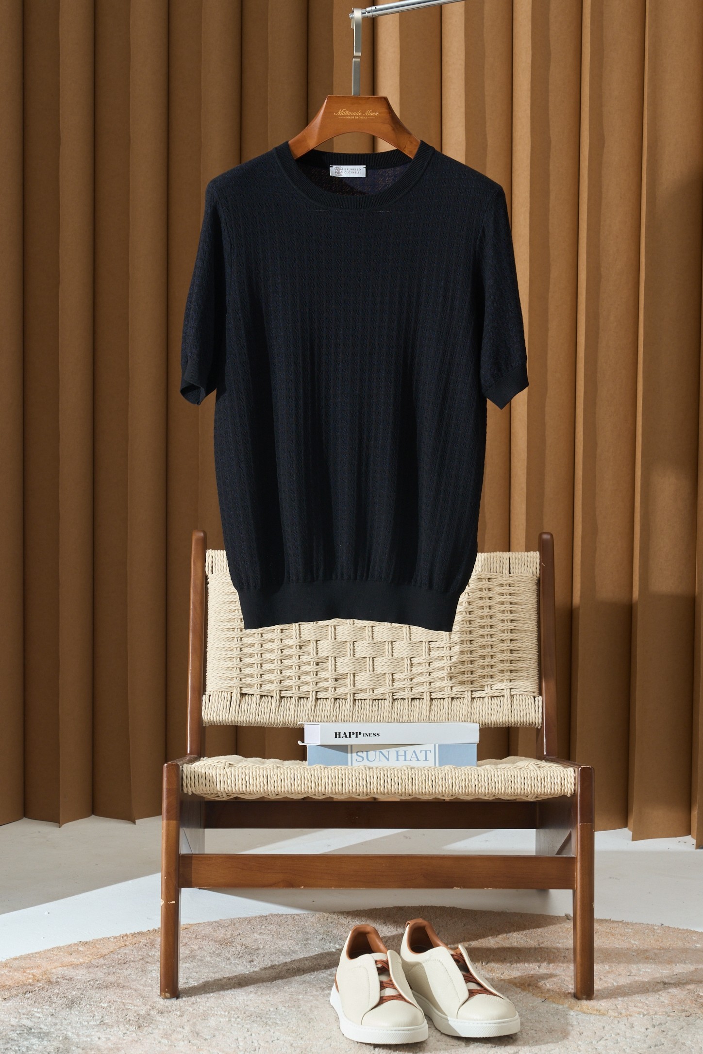 NO:160806,[The boss keeps his own money! Heavy craftsmanship, four flat-woven air layer, hole-picking, three-acetic acid filament, ultra-fine yarn, knitted round neck short-sleeved T-shirt] The elites choose the ingenious T-shirt left by men's boss. As a boss, you must not only show your ability and decisiveness in the business world in daily life, but also not lose your pursuit of quality life. This T-shirt is my favorite choice. It uses a heavy craftsmanship, four flat-woven air layer, with tight and exquisite needlework, giving the clothes a unique texture and crisp style. The hole-picking design is unique, and the seemingly casual hole is actually an artistic presentation of countless craft debugging, adding a low-key and fashionable feeling to the entire T-shirt, and inadvertently highlighting the wearer's extraordinary taste. The fabric combines triacetic acid and tinsili fiber ultrafine yarn. Triacetic acid fiber inherits the gorgeous luster and soft feel of silk, and has good moisture absorption and quick drying. Tensili fiber is known for its excellent breathability, strength and smooth touch. The combination of the two creates a comfortable wearing experience like skin, delicate and skin-friendly, and can keep it dry and comfortable even in hot summer. Number M-3XL (black gray), T-shirt,tees, t-shirt, real silk, alexander wang19860909【老板自留款！重工艺四平织空气层挑洞含三醋酸天丝纤维超细纱线针织圆领短袖T恤衫】精英之选男士老板自留的匠心T恤. 身为老板,日常既要展现商业场上的干练果决,又不能失了对品质生活的追求,这件T恤便是我的心仪之选. 它采用重工艺四平织空气层,针法紧密而精巧,赋予衣物独特的质感与挺括版型.挑洞设计别出心裁,看似随性的孔洞,实则是经过无数次工艺调试的艺术呈现,为整件T恤增添了一份低调的时髦感,不经意间彰显穿着者的不凡品味. 面料融合三醋酸与天丝纤维超细纱线,三醋酸纤维继承了真丝的华丽光泽与柔软手感,同时具备良好的吸湿性和快干性；天丝纤维则以其出色的透气性、强度和顺滑触感著称,两者结合,创造出如肌肤般舒适的穿着体验,细腻亲肤,即使在炎炎夏日也能保持干爽自在. 码数M-3XL（黑色 灰色）,,T-shirt,tees，t-shirt,real silk,alexander wang,Men's clothing