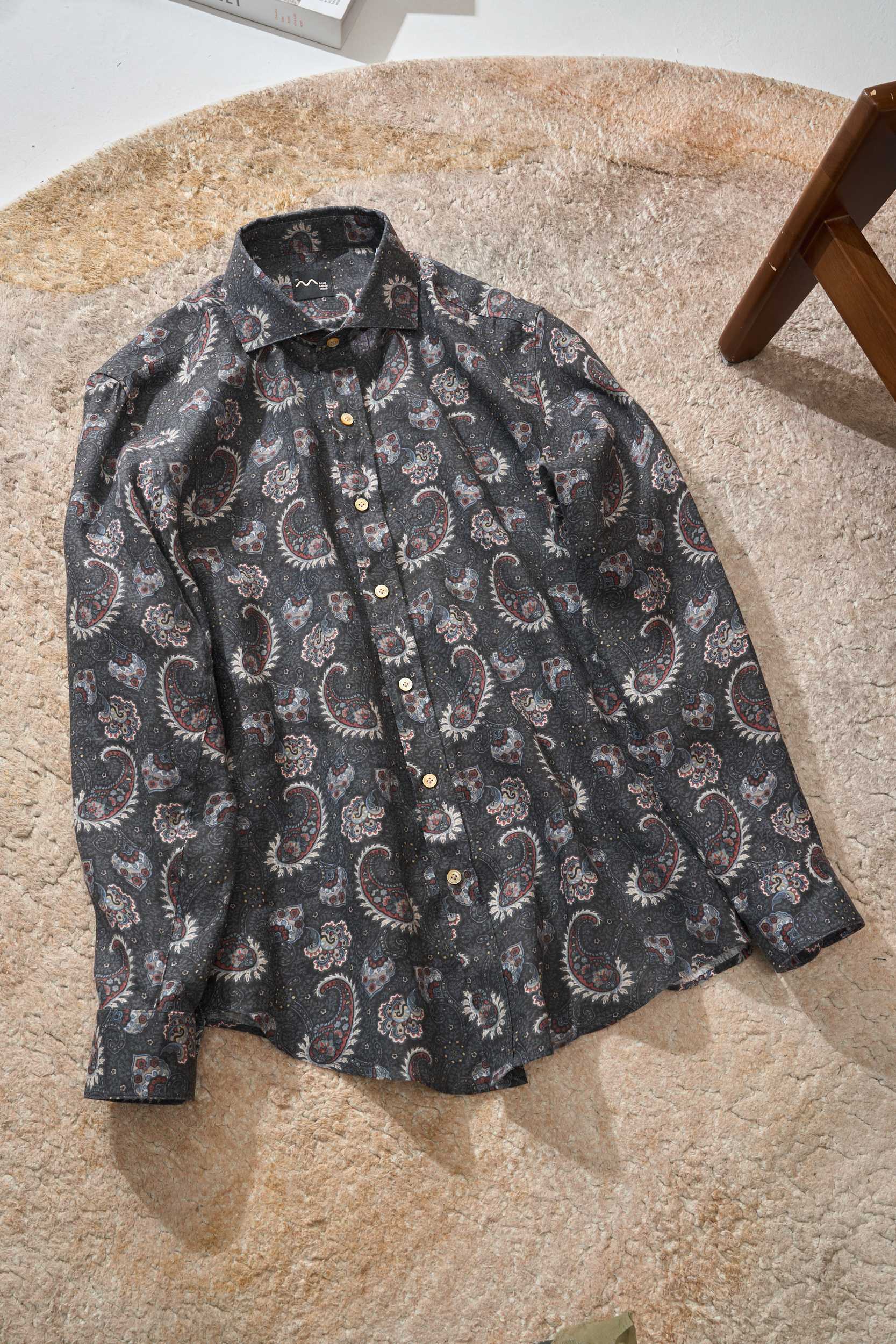 NO:160800,[Retro linen and environmentally friendly digital print Windsor collar design casual and fashionable long-sleeved shirt] Retro cashew floral shirt interprets men's elegance and taste. Classics are never out of date, and fashion is flowing. This men's long-sleeved shirt perfectly combines retro charm with modern fashion, and is an indispensable item in your wardrobe. The shirt takes cashew floral pattern as the core design element. Its complex and symmetrical patterns have always been regarded as a symbol of wealth and auspiciousness in the long river of history. It not only gives the wearer a unique charm, but also expresses good wishes. When you wear it to various occasions, your every move can convey a profound cultural heritage and love for life.  The retro linen fabric is natural and environmentally friendly. It not only has soft and skin-friendly touch, but also has good breathability and moisture absorption, allowing you to stay dry and comfortable all the time when wearing it. The unique texture of the linen material adds a rustic texture to the shirt and shows a retro style. At the same time, its environmentally friendly attributes also highlight your pursuit of a sustainable lifestyle, allowing fashion and environmental protection to go hand in hand. Using advanced digital printing technology, every detail of the cashew flower pattern is accurately presented. The colors are bright and lasting and not easy to fade, making the exquisite patterns last for a long time on the shirt. Whether it is close viewing or in the crowd, it can show impeccable quality and beauty. The Windsor collar design is the finishing touch of this shirt, solemn but elegant, adding a formal feeling to the overall look, so that it can be matched with casual pants to create a relaxed and comfortable daily style.  Code number M-3XL, Shirts,alexander wang19860909【寓意富贵吉祥腰果花图案复古亚麻环保数码印花温莎领设计休闲时尚长袖衬衫】复古腰果花衬衫诠释男士的优雅与品位 经典永不过时,时尚轮回流转.这款男士长袖衬衫,将复古韵味与现代时尚完美融合,是您衣橱中不可或缺的单品. 衬衫以腰果花图案为核心设计元素,其繁复且对称的花纹,在历史长河中一直被视为富贵吉祥的象征,不仅为穿着者赋予独特的魅力,更寄托了美好的祝愿.当您身着它出席各类场合,举手投足间,都能传递出深厚的文化底蕴与对生活的热爱. 采用复古亚麻面料,天然环保,不仅触感柔软亲肤,还具有良好的透气性与吸湿性,让您在穿着时时刻保持干爽舒适.亚麻材质自带的独特纹理,为衬衫增添了质朴的质感,尽显复古格调.同时,其环保属性也彰显了您对可持续生活方式的追求,让时尚与环保同行. 运用先进的数码印花技术,精准呈现腰果花图案的每一处细节,色彩鲜艳且持久不易褪色,让精致花纹在衬衫上历久弥新.无论是近距离观赏,还是在人群中,都能展现出无可挑剔的品质与美感. 温莎领设计是这款衬衫的点睛之笔,庄重而不失优雅,为整体造型增添了一份正式感,使其既可搭配休闲裤打造轻松惬意的日常风格. 码数M-3XL,,shirts,alexander wang,Men's clothing