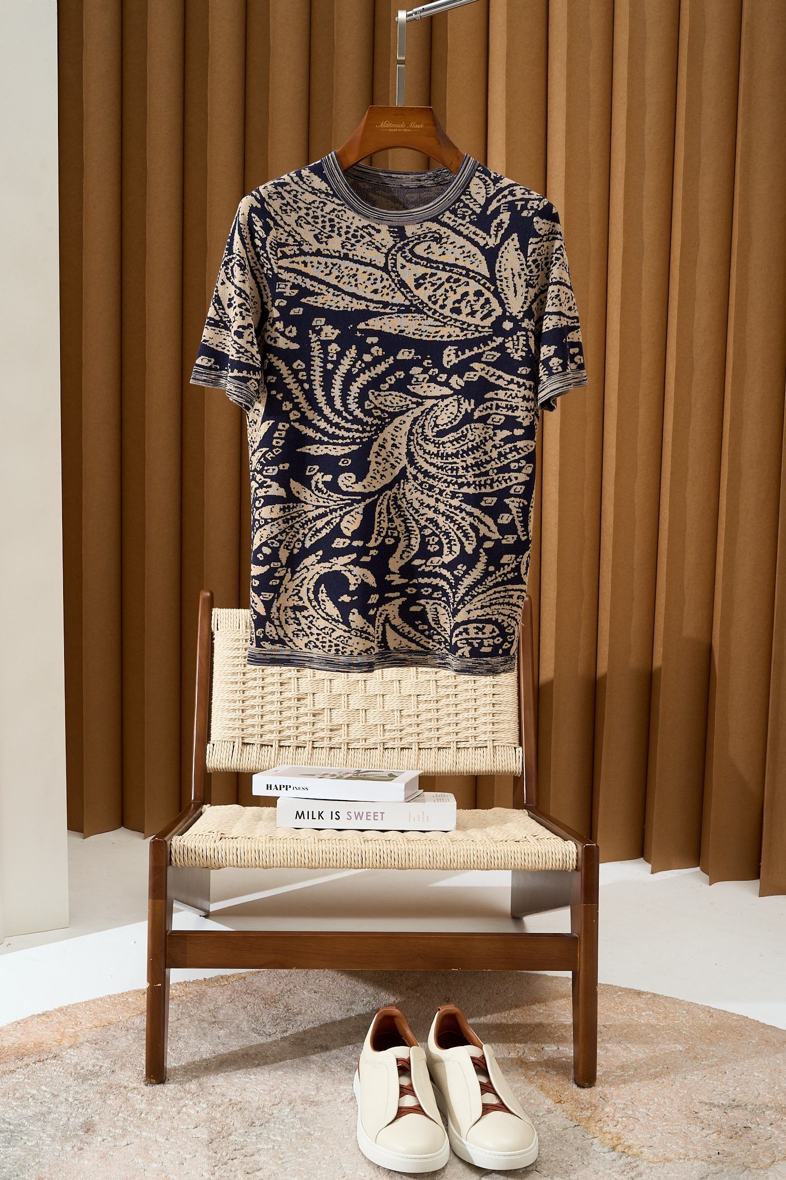 NO:160822,[Retro cashew flower pattern Elegant purple label series three-dimensional sense super four-level knitting needles for guest supply triple acetate yarn round neck short-sleeved T-shirt] Elegant purple label retro knitting T-shirt | Reconstruct the aesthetics of gentlemen's outfits. Core highlights Retro totem × Luxury color matching classic cashew flower totem injected into elegant purple label, retro modern tension flowing between geometric veins, breaking the conventional color collision, and hiding personality sharpness in low-key. Three-dimensional texture × Precision craft four-level knitting needles create a strong three-dimensional sense, the texture is crisp and neat, and the fabric naturally fluctuates with the curvature of the body, shaping the shoulder and neck lines, while giving the wearer a 