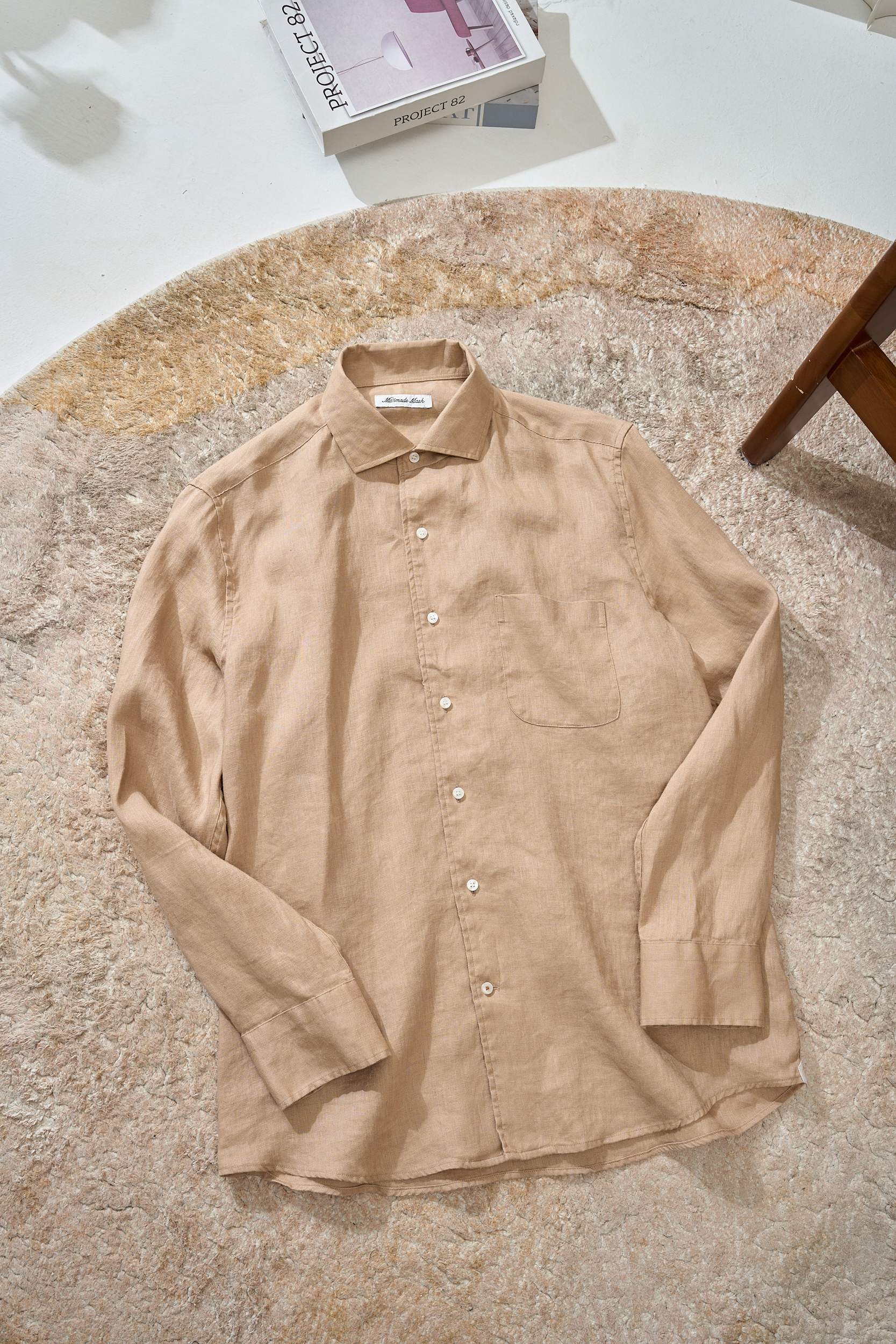 【拒绝平庸，个性剪裁，独领风骚一片领衬衫】采用个性剪裁，让你在人群中脱颖而出。它的设计不仅仅是衣物，更是