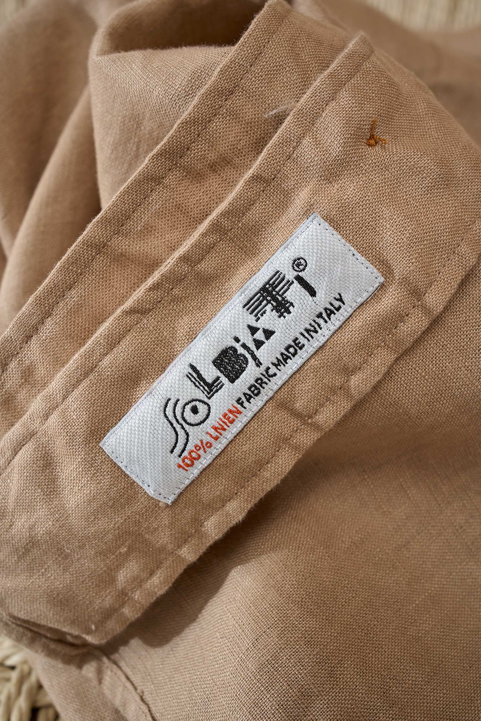 【拒绝平庸，个性剪裁，独领风骚一片领衬衫】采用个性剪裁，让你在人群中脱颖而出。它的设计不仅仅是衣物，更是