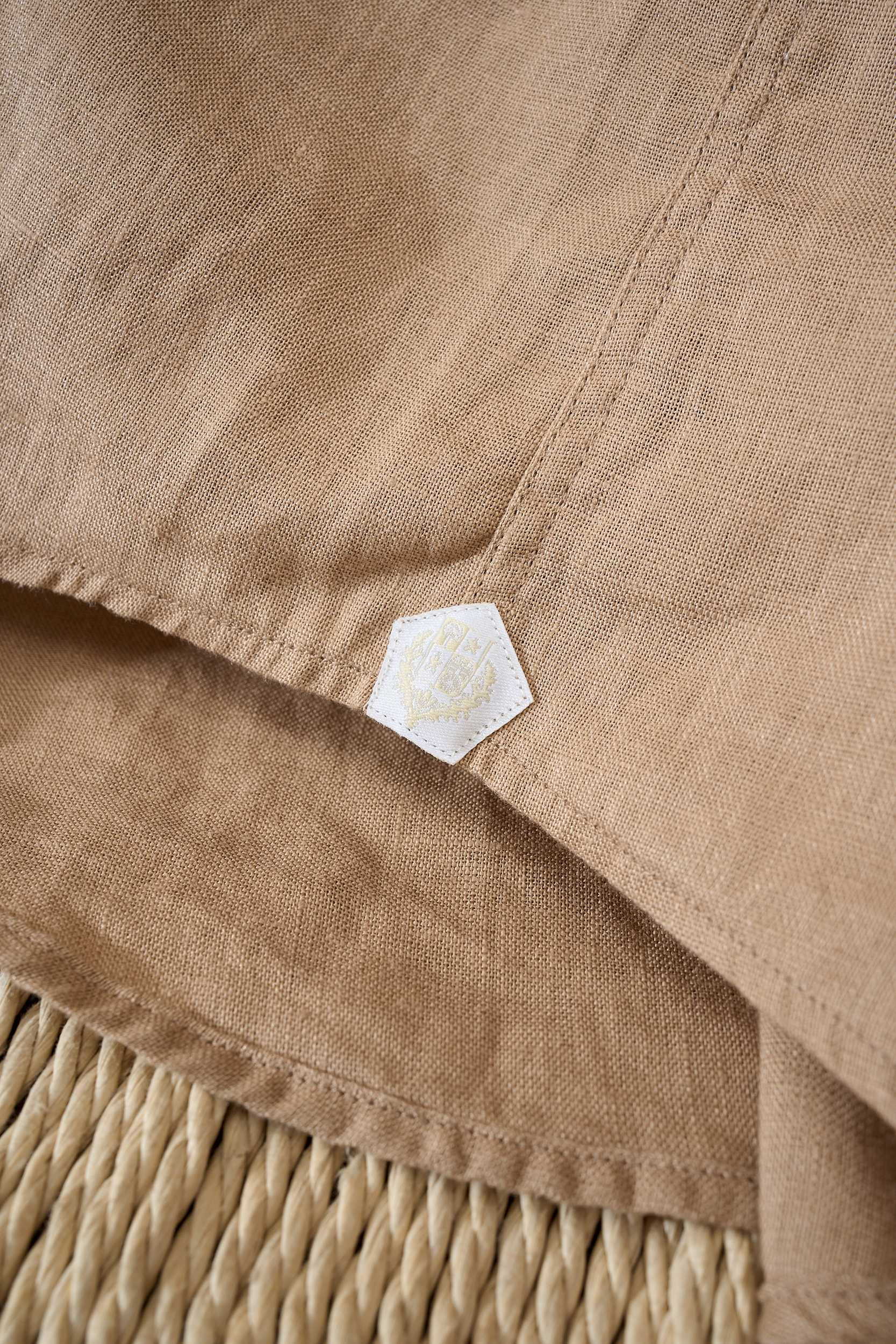 【拒绝平庸，个性剪裁，独领风骚一片领衬衫】采用个性剪裁，让你在人群中脱颖而出。它的设计不仅仅是衣物，更是