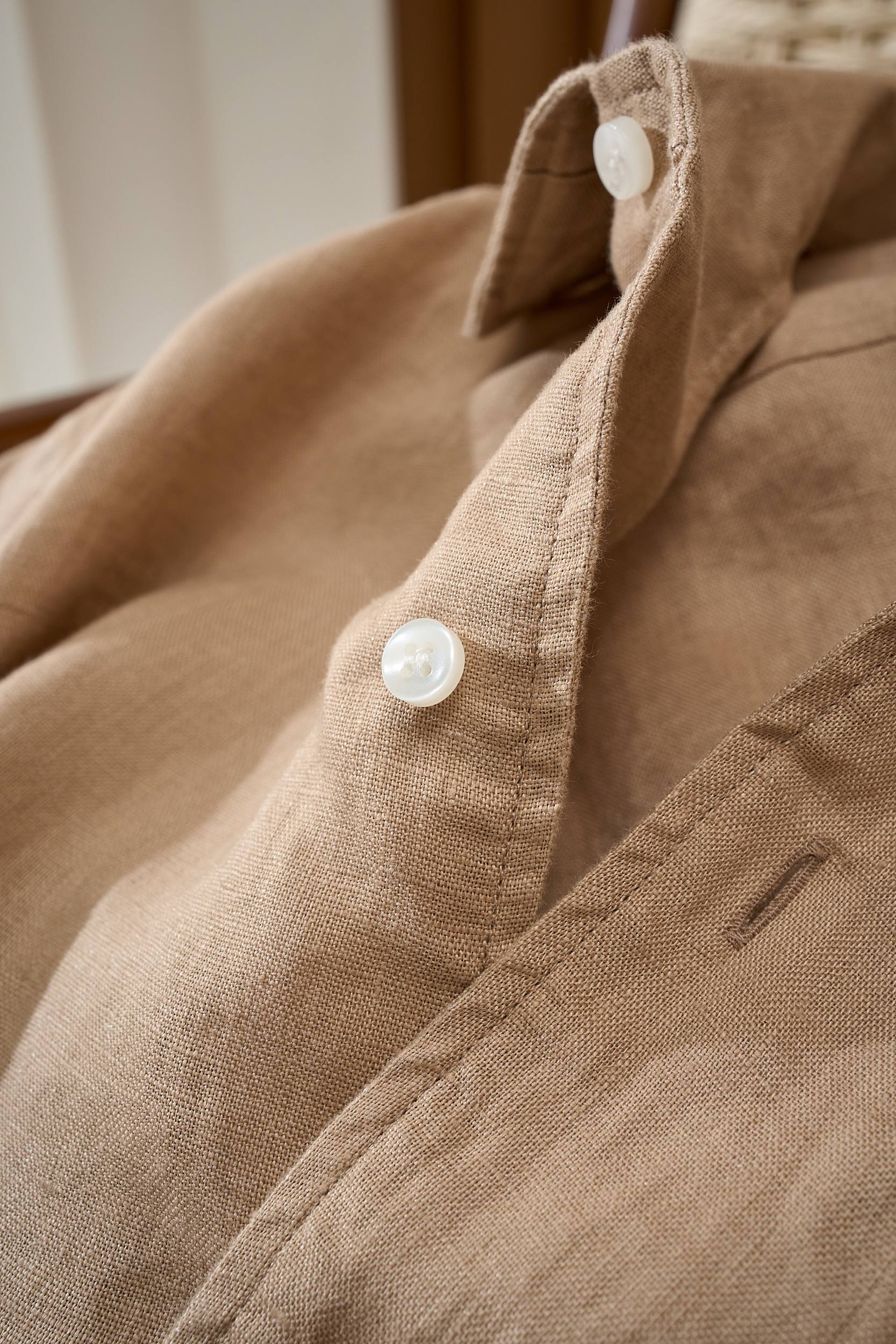 【拒绝平庸，个性剪裁，独领风骚一片领衬衫】采用个性剪裁，让你在人群中脱颖而出。它的设计不仅仅是衣物，更是