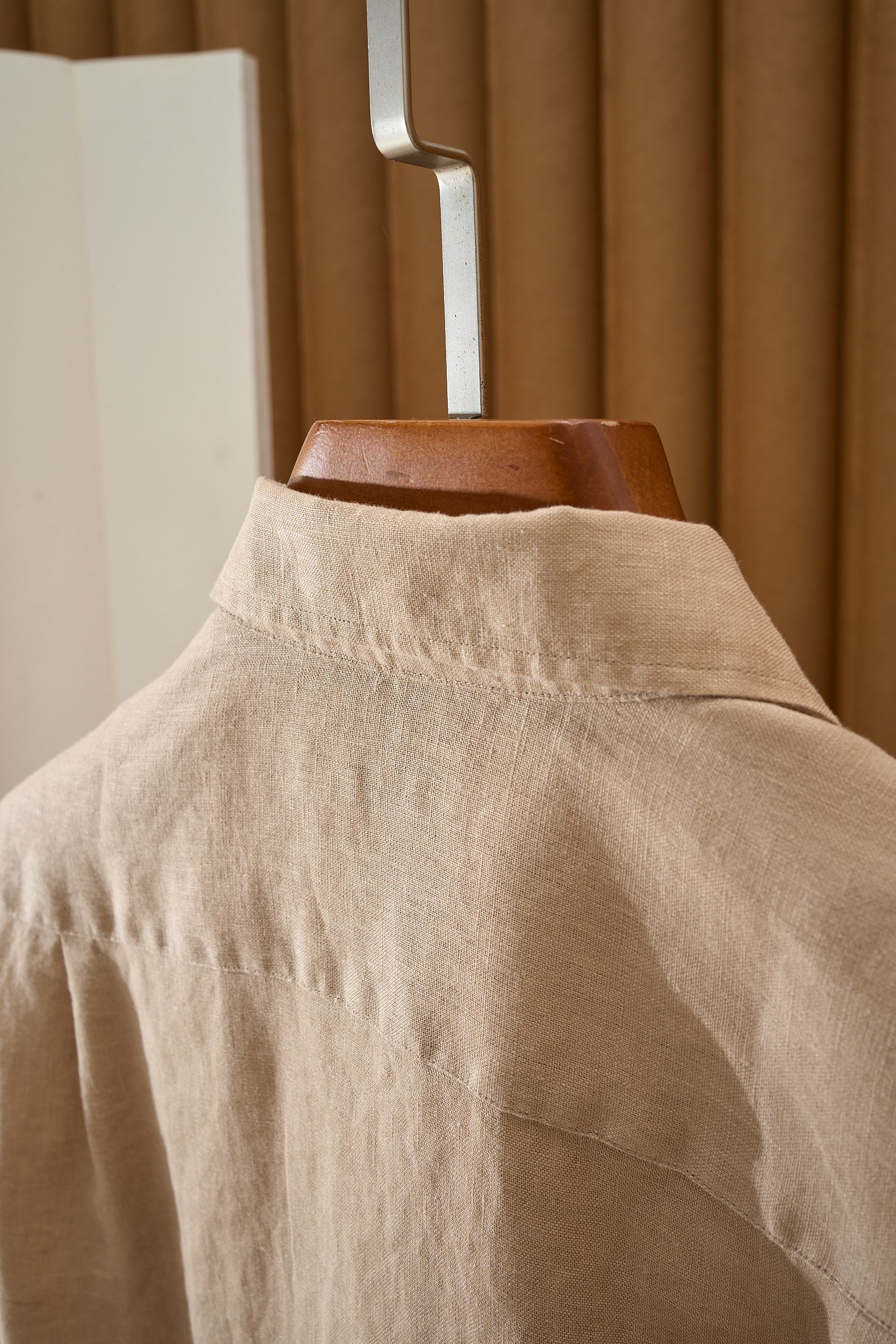 【拒绝平庸，个性剪裁，独领风骚一片领衬衫】采用个性剪裁，让你在人群中脱颖而出。它的设计不仅仅是衣物，更是