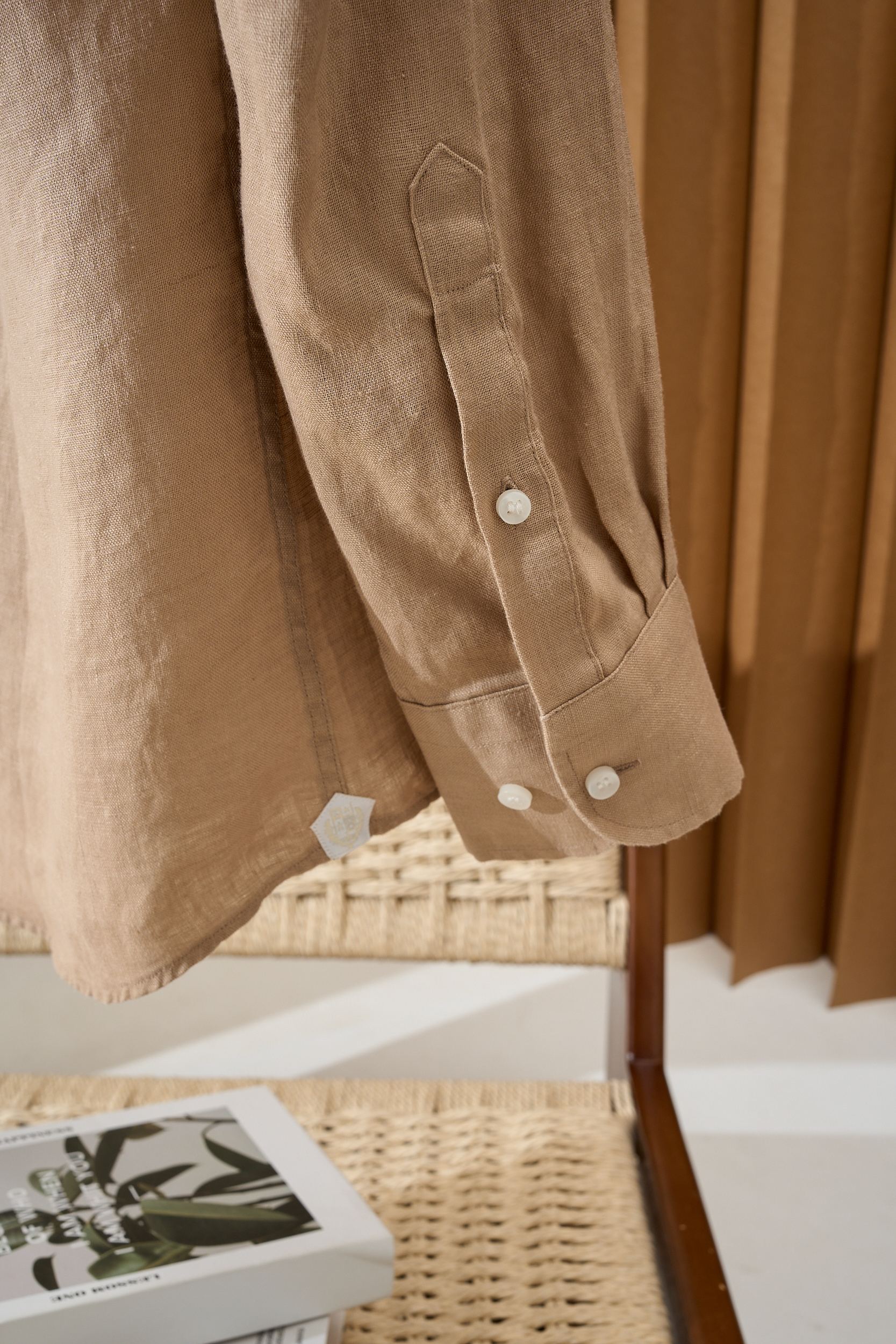 【拒绝平庸，个性剪裁，独领风骚一片领衬衫】采用个性剪裁，让你在人群中脱颖而出。它的设计不仅仅是衣物，更是